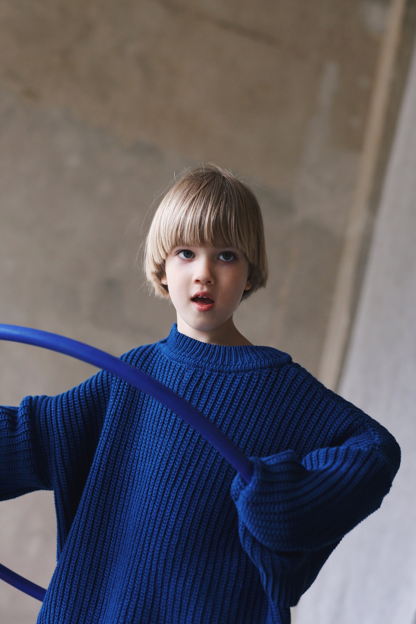 kobaltowy mięsisty sweter