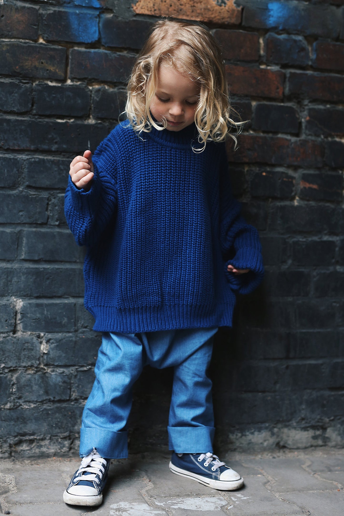 kobaltowy mięsisty sweter