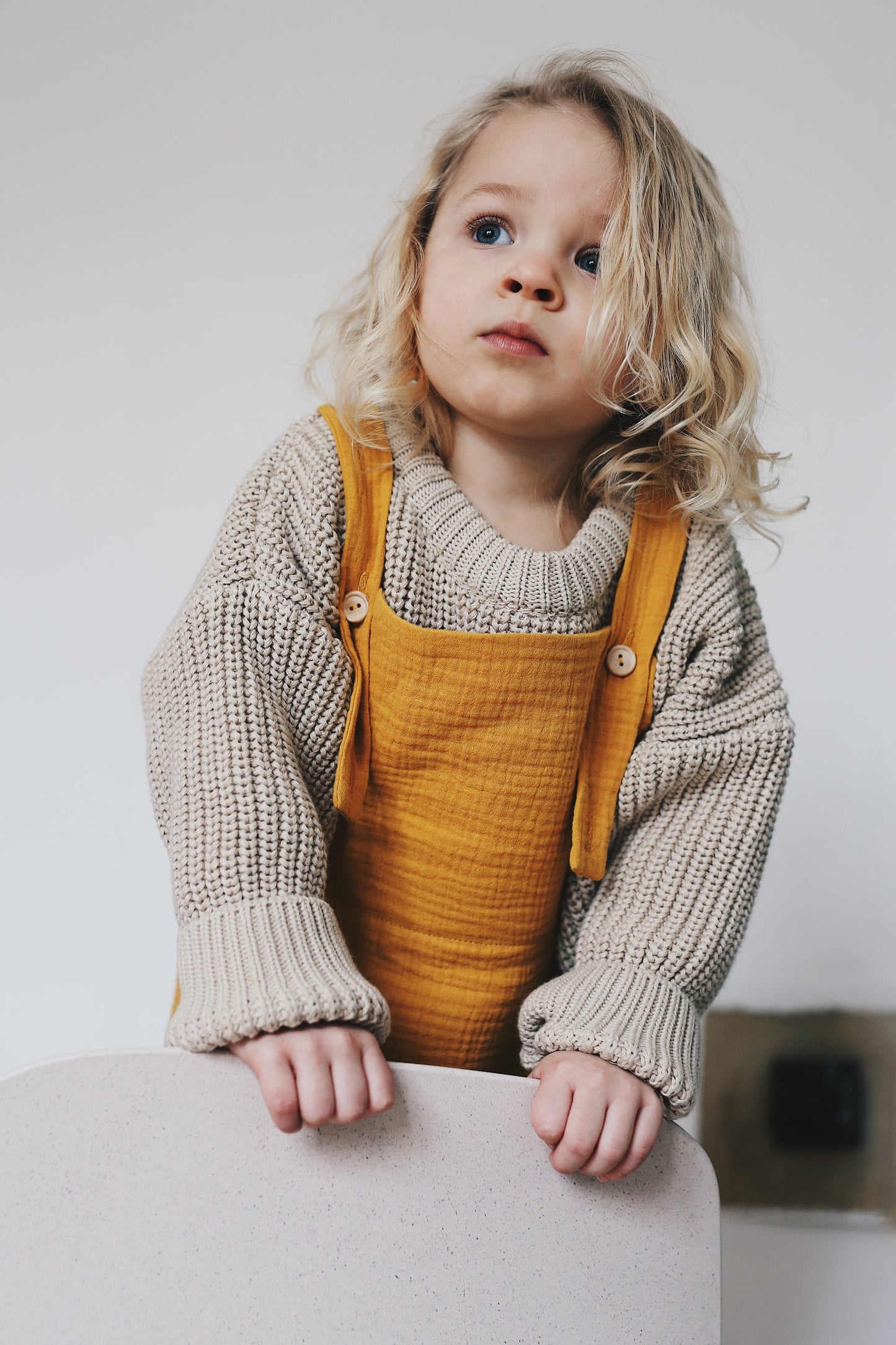 żółte ogrodniczki