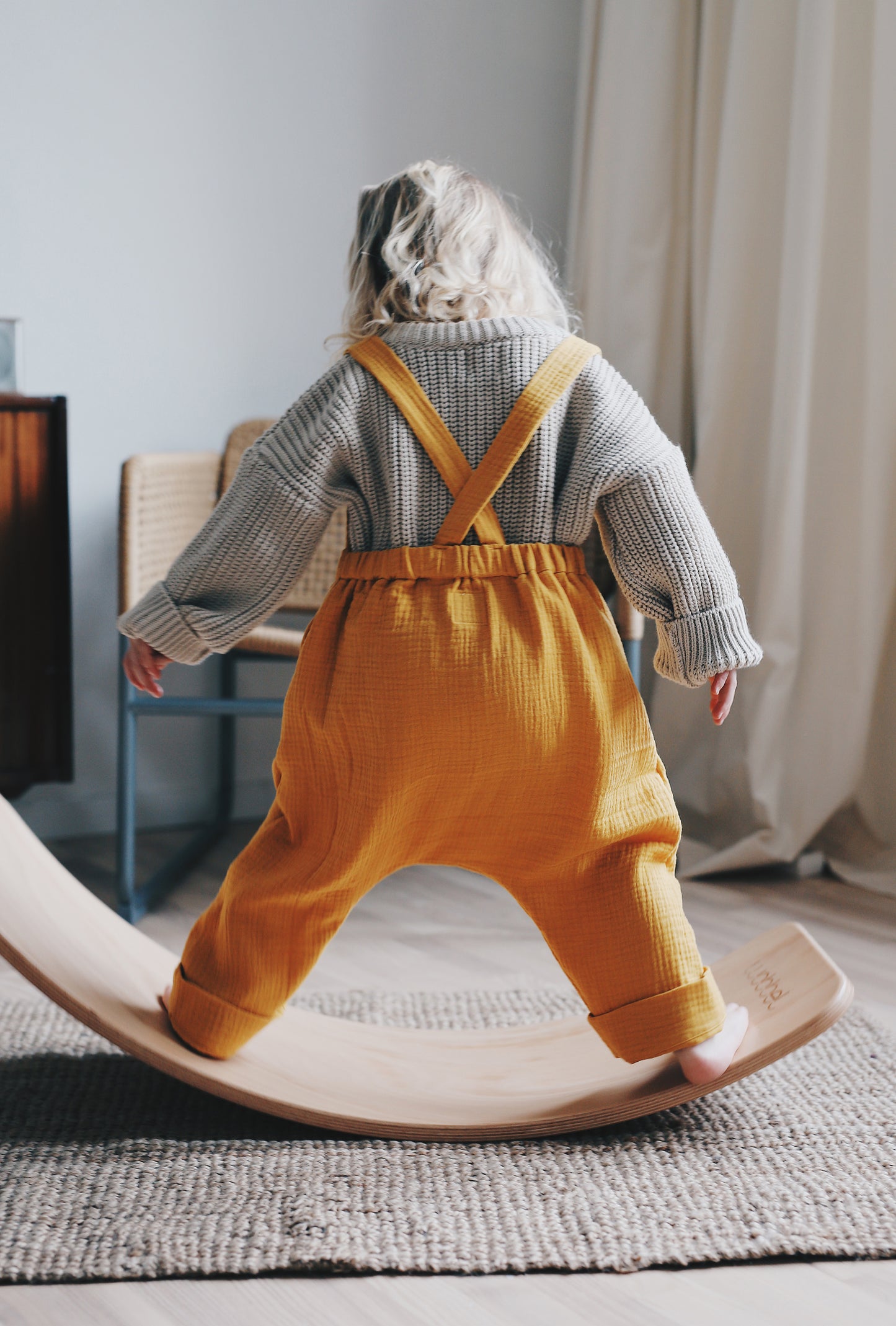 żółte ogrodniczki