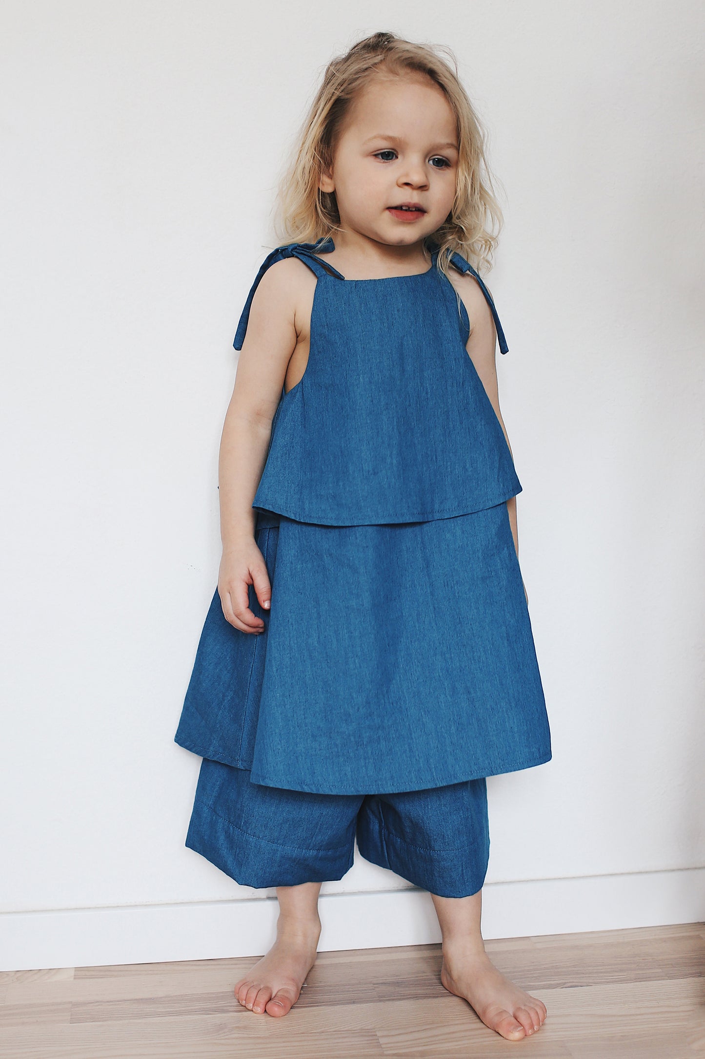 jeansowa bluzeczka z regulowanymi ramiączkami