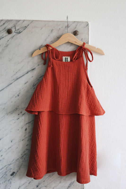 letnia sukienka na regulowanych ramiączkach