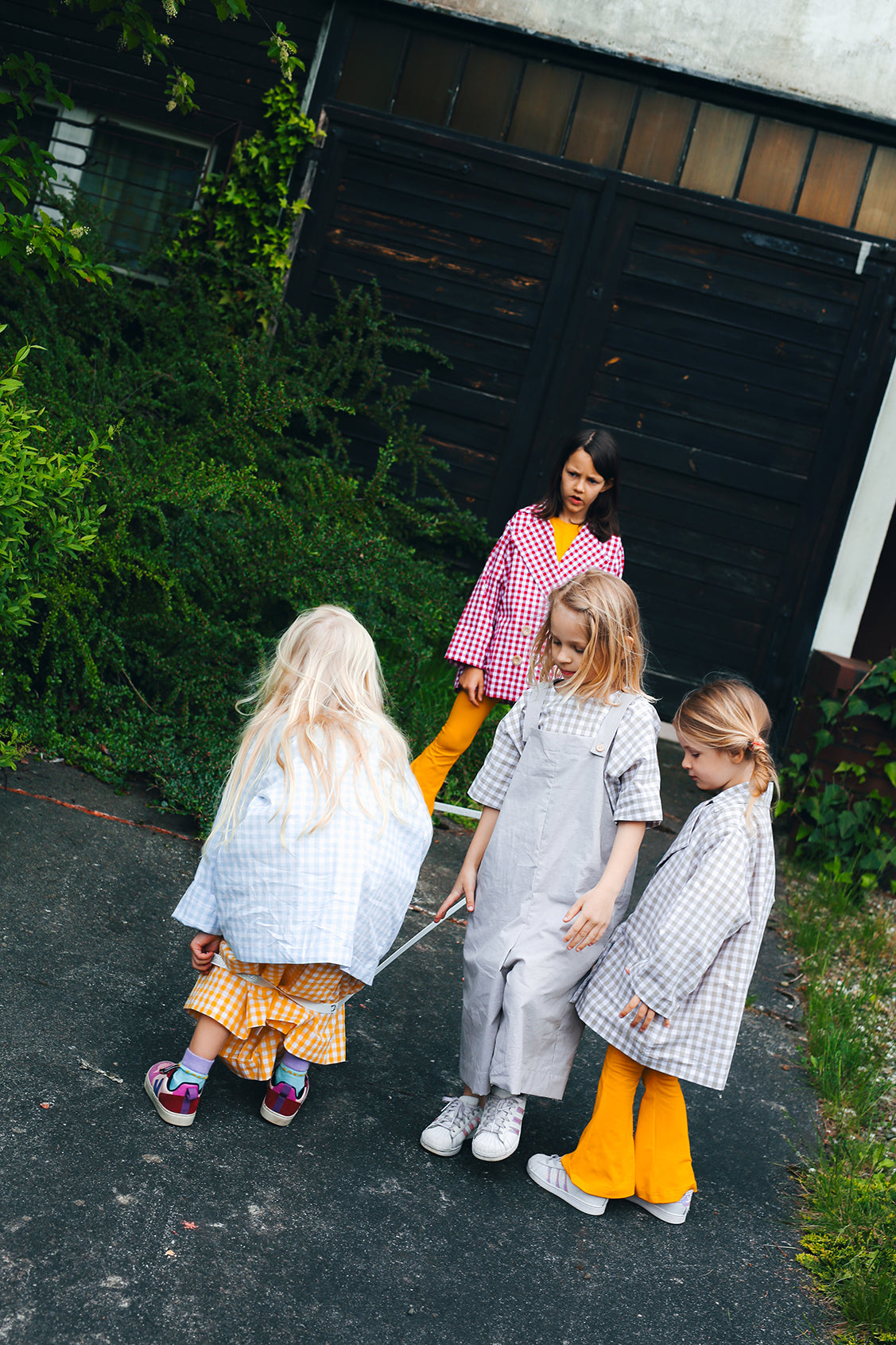 beżowe ogrodniczki z szerokimi nogawkami