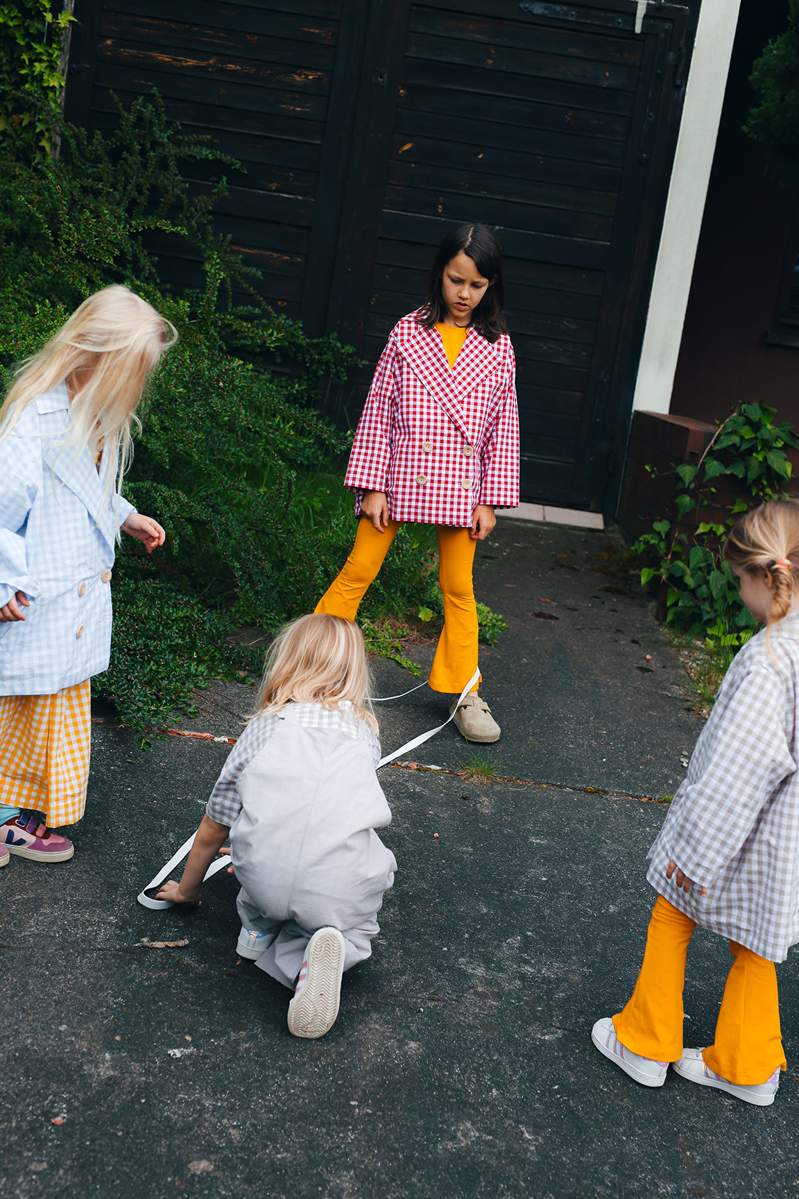 beżowe ogrodniczki z szerokimi nogawkami