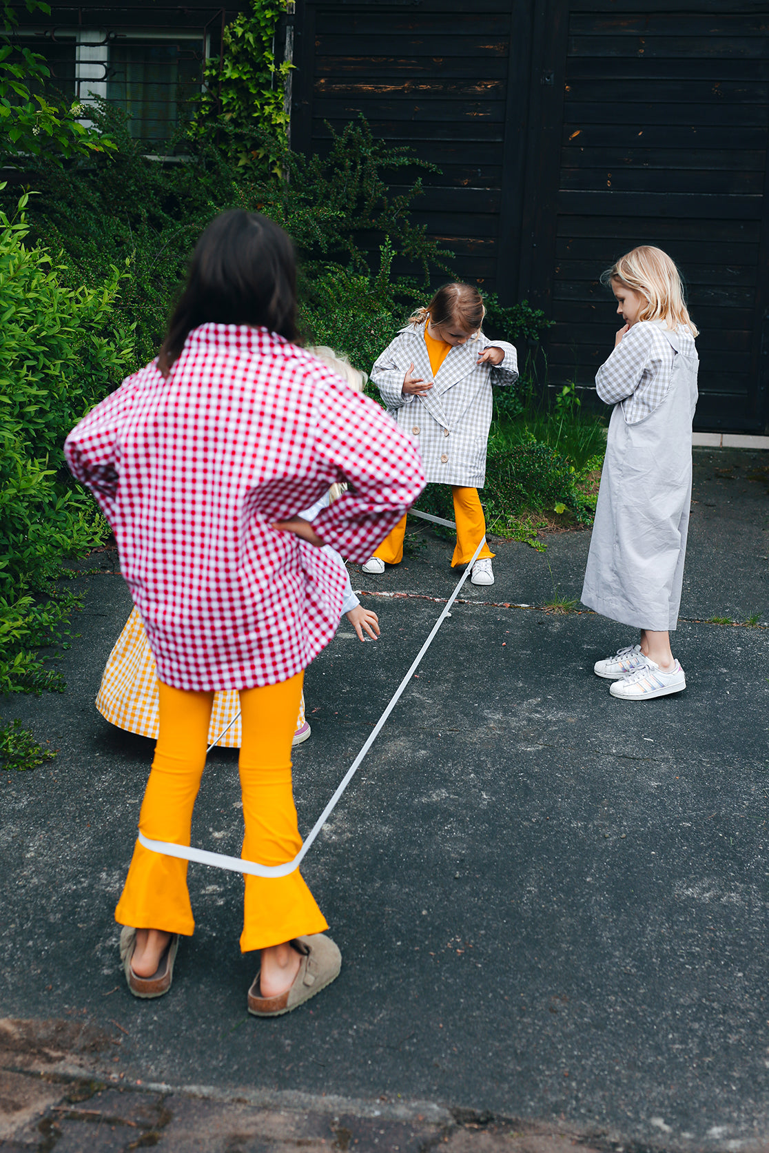 beżowe ogrodniczki z szerokimi nogawkami