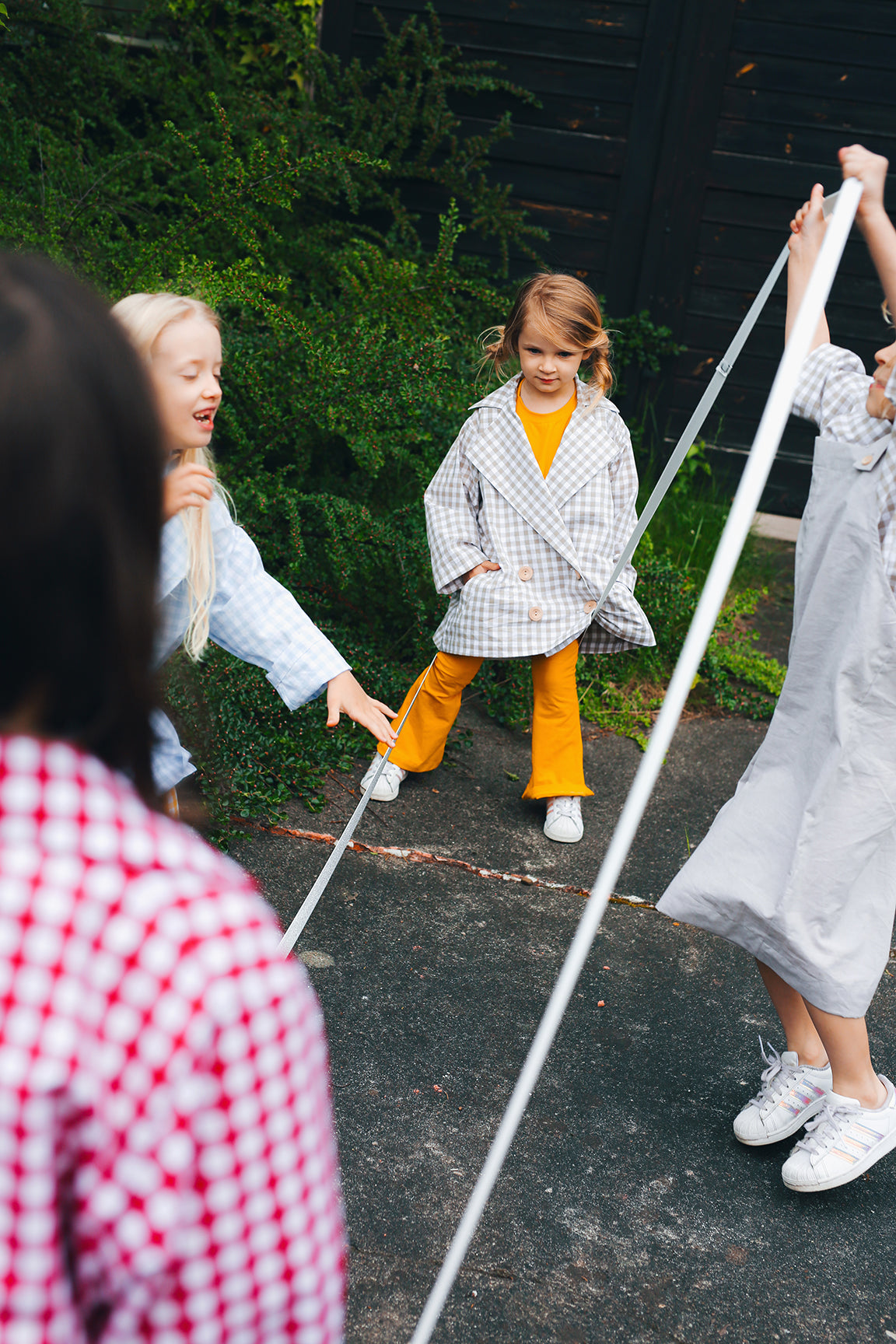 beżowe ogrodniczki z szerokimi nogawkami