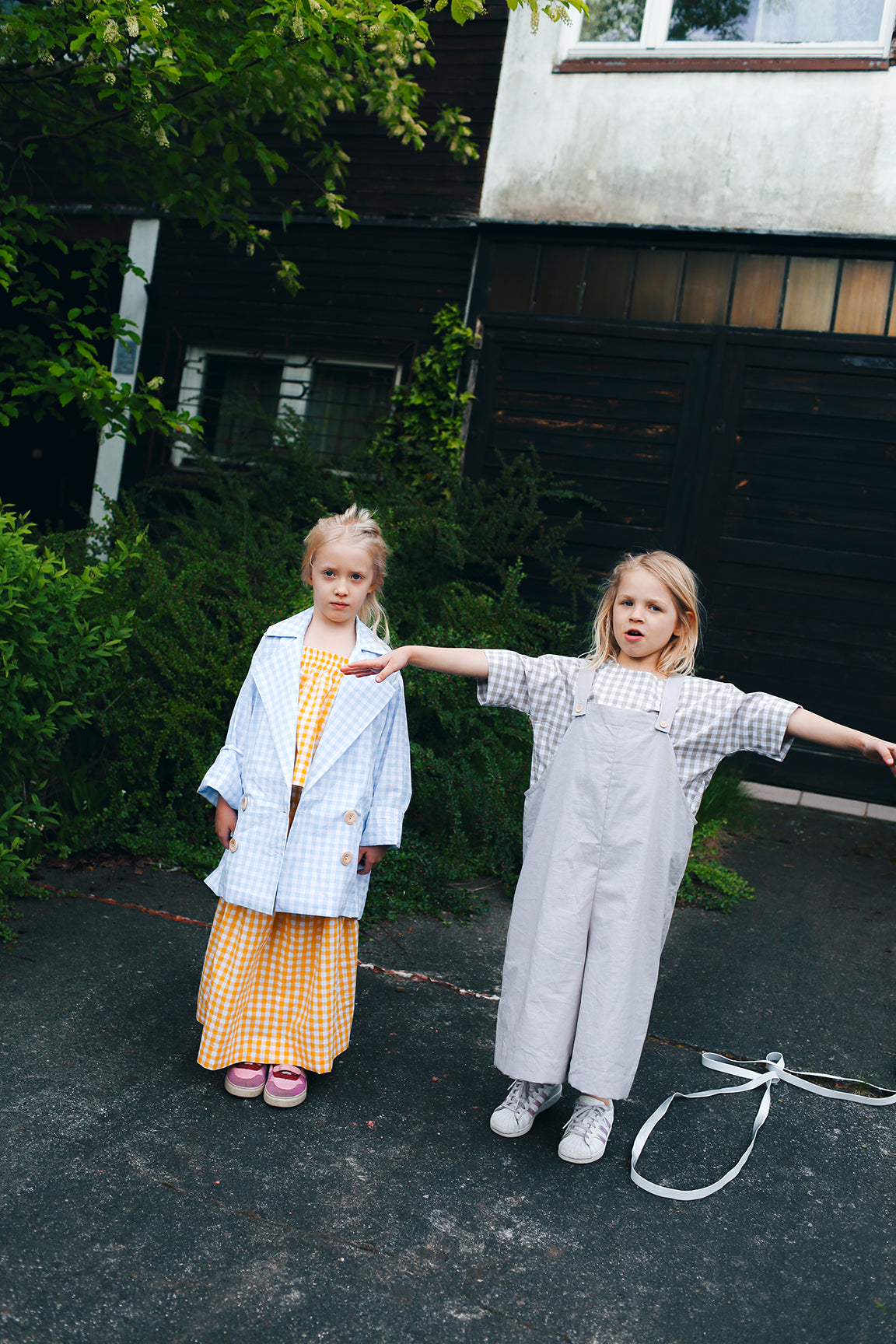 beżowe ogrodniczki z szerokimi nogawkami