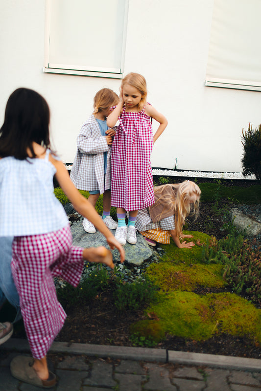 sukienka na wiązanych ramiączkach w biało-malinową kratkę