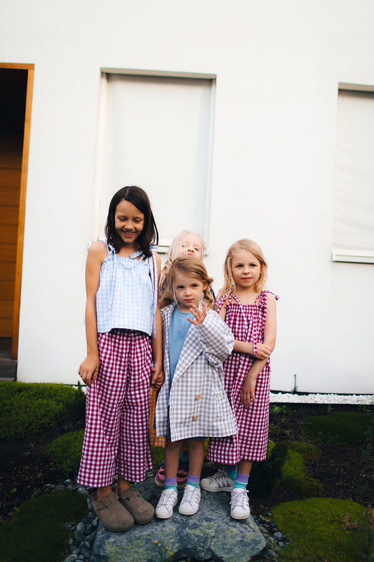 sukienka na wiązanych ramiączkach w biało-malinową kratkę