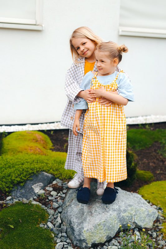 kombinezon z regulowanymi ramiączkami w biało-żółtą kratkę