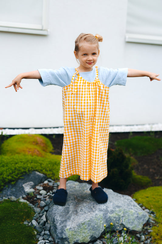 kombinezon z regulowanymi ramiączkami w biało-żółtą kratkę