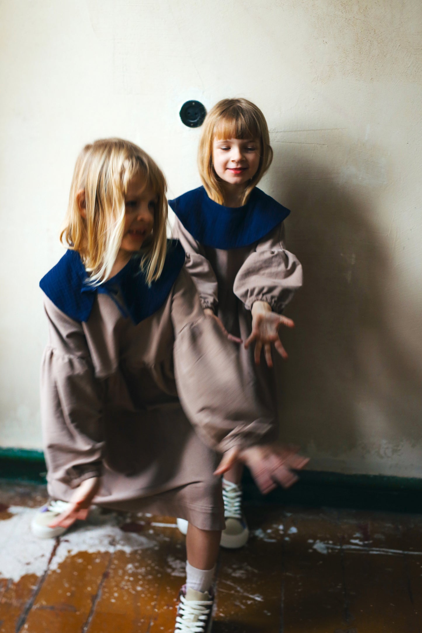 beżowa sukienka z bufiastymi rękawami