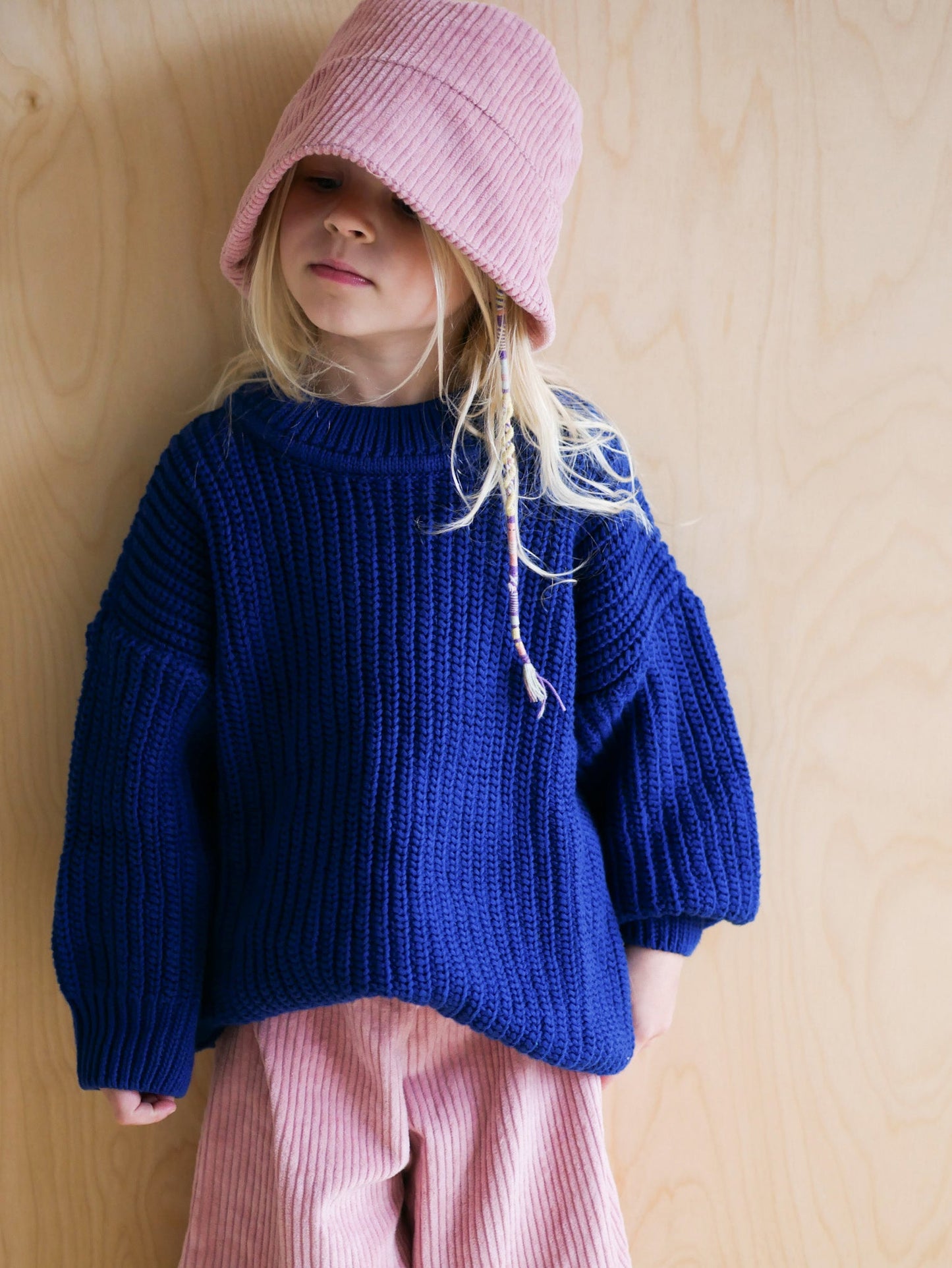 kobaltowy mięsisty sweter