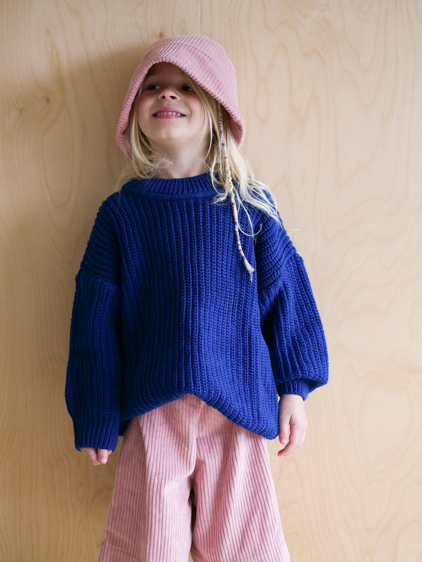 kobaltowy mięsisty sweter