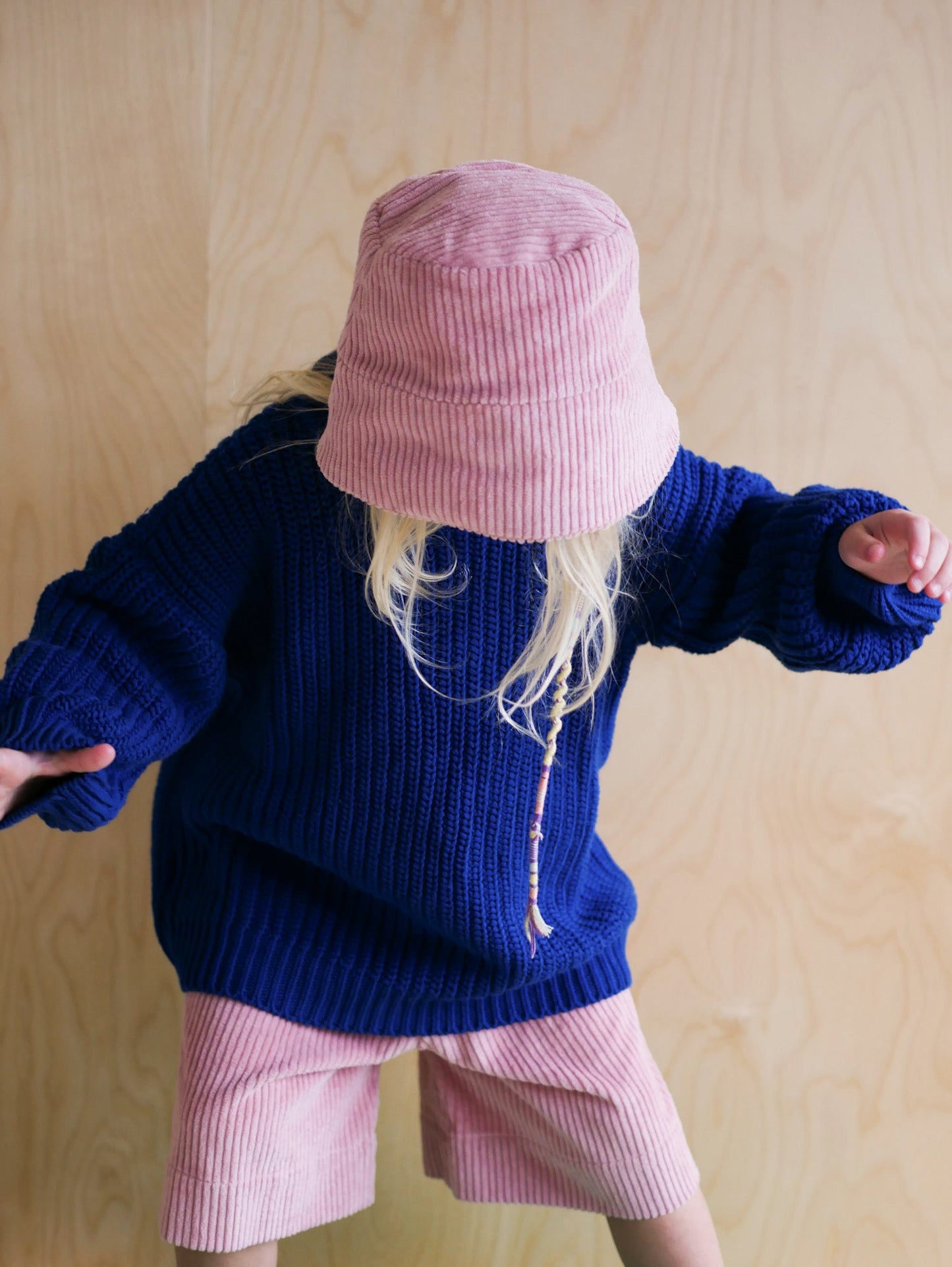 kobaltowy mięsisty sweter