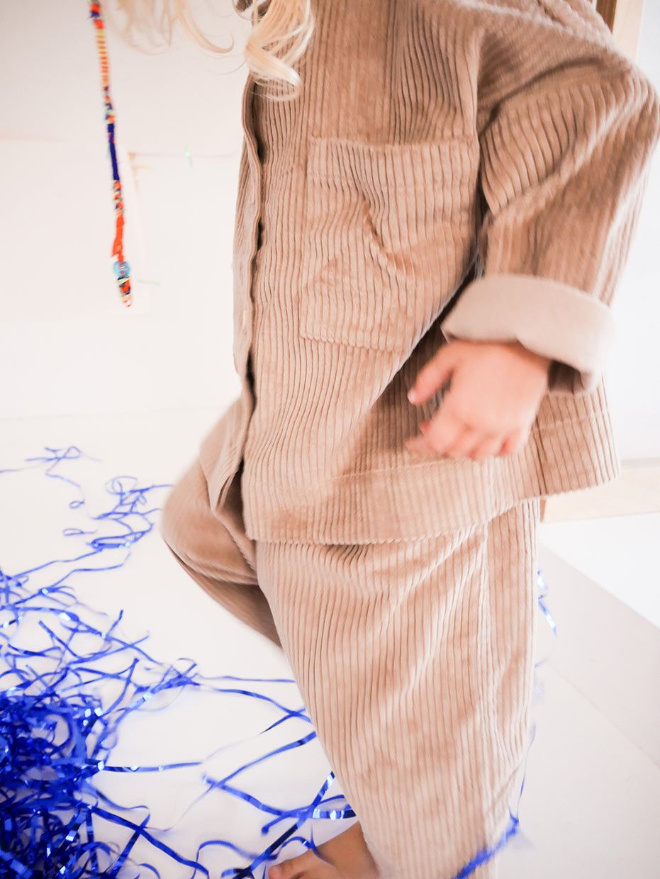 beżowa sztruksowa koszula z kołnierzykiem