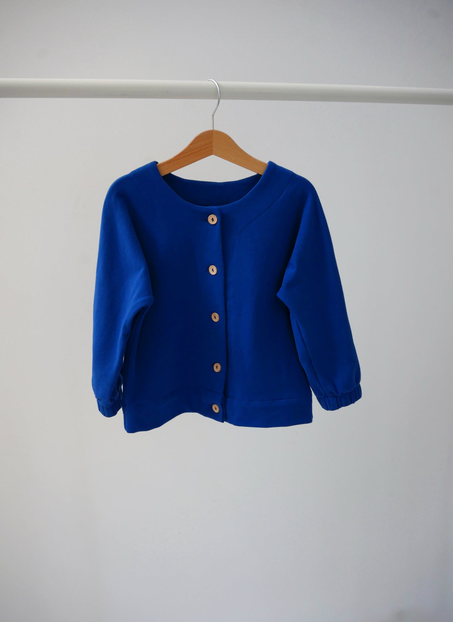 kobaltowa rozpinana bluza