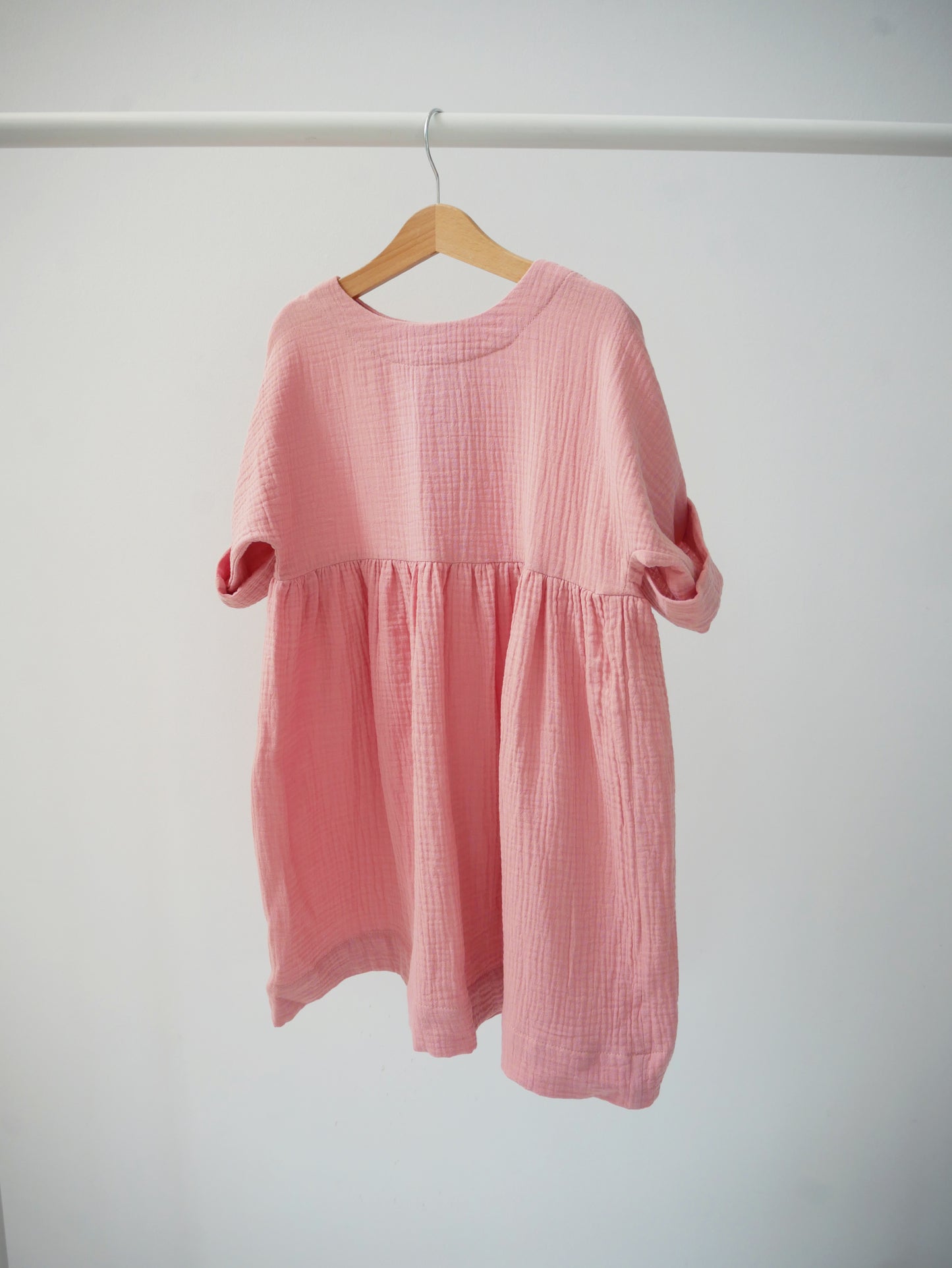 różowa sukienka z guziczkami na plecach