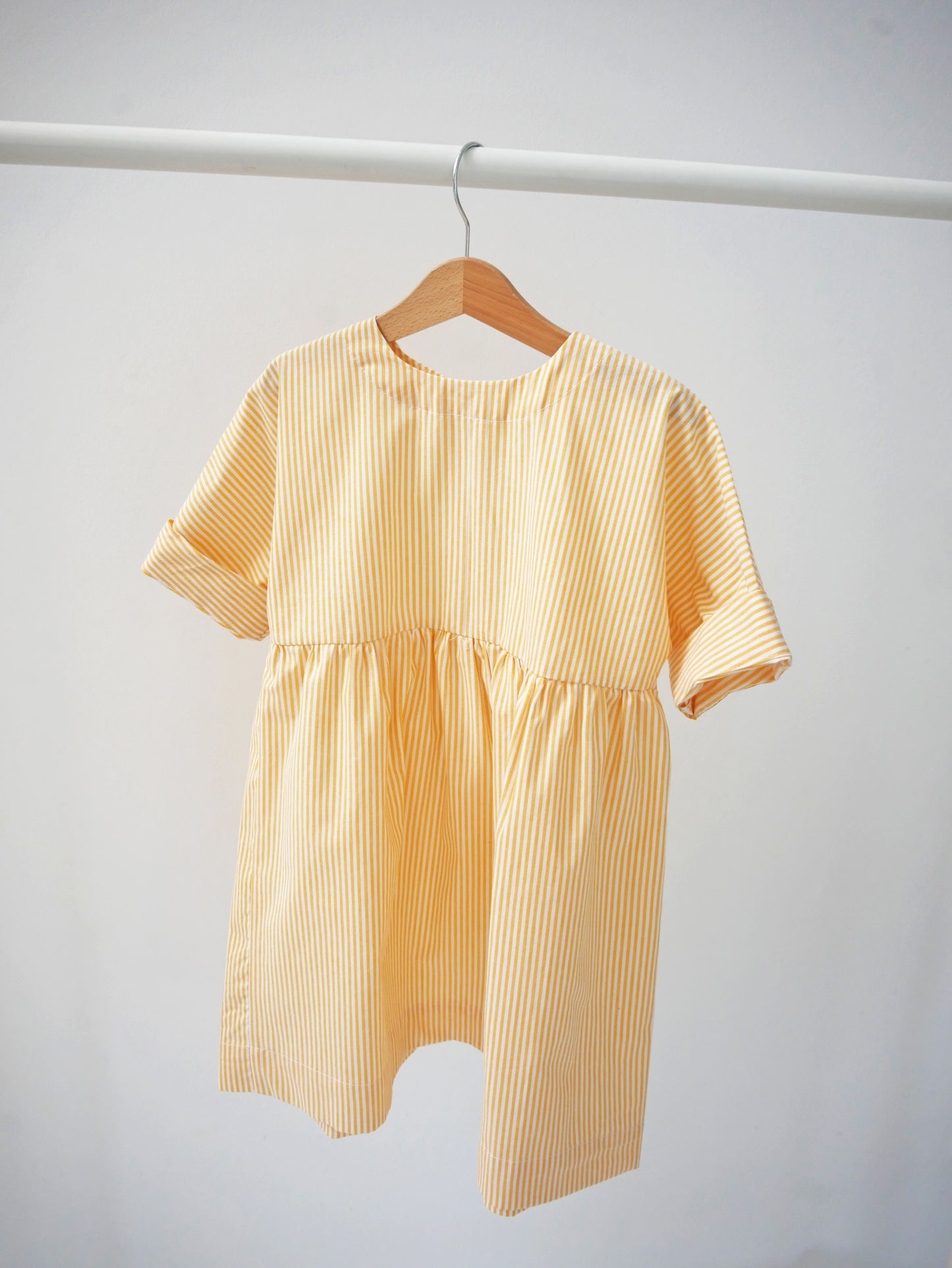 sukienka w biało-żółte paski z guziczkami na plecach