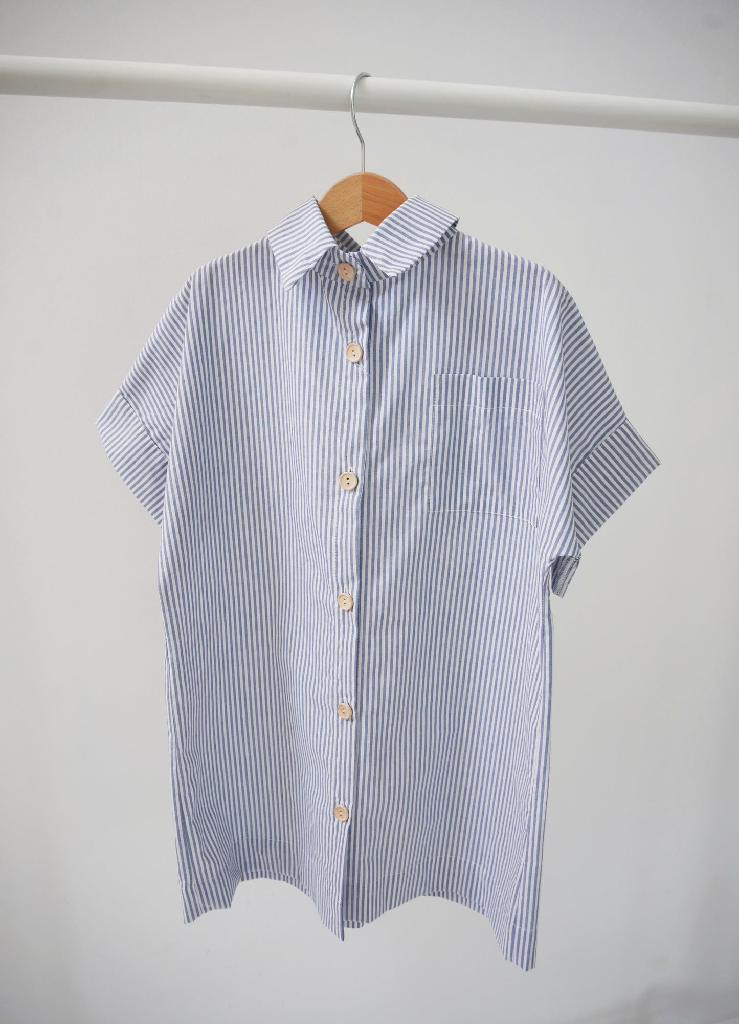 sukienka z krótkim rękawem w biało-niebieskie paski