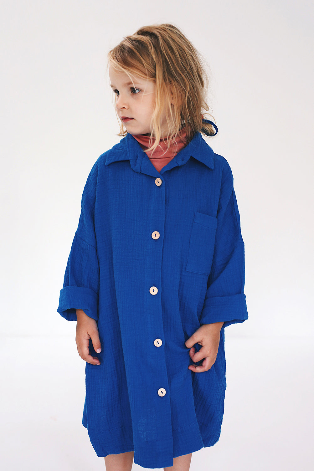 kobaltowa sukienka koszulowa- model posesyjny