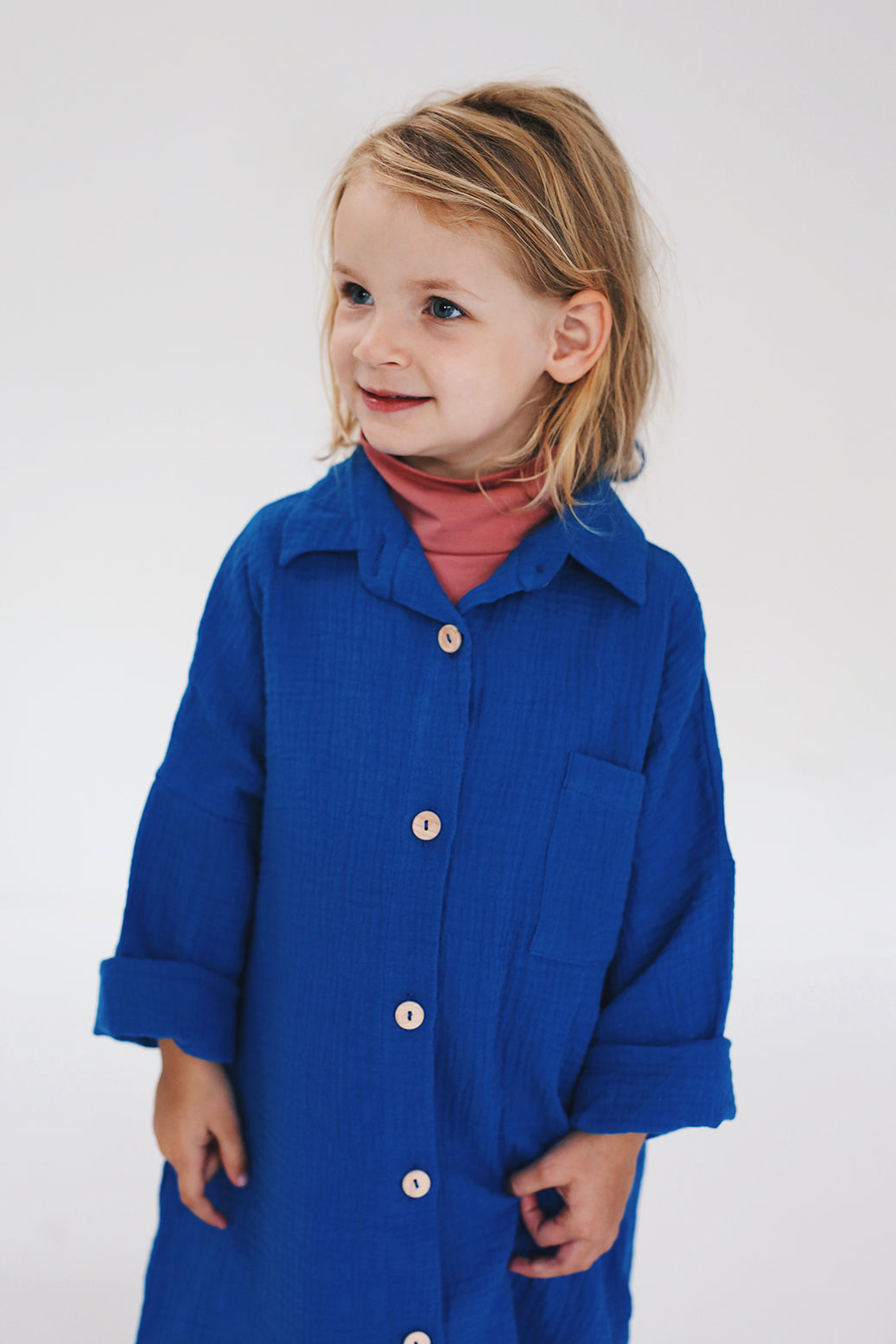 kobaltowa sukienka koszulowa- model posesyjny