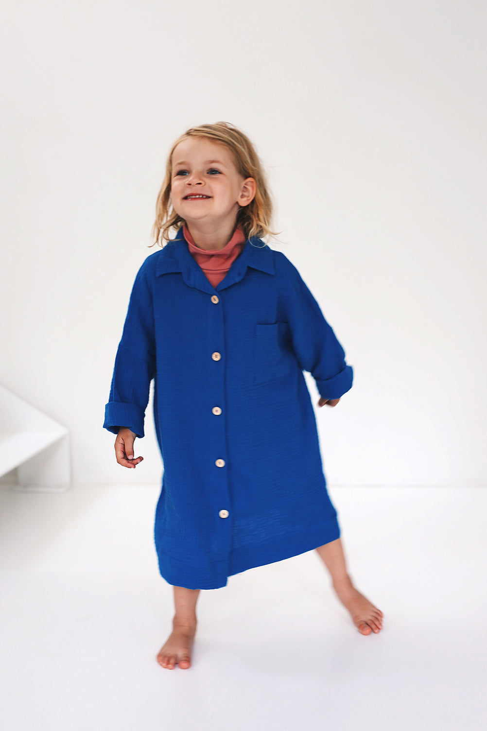 kobaltowa sukienka koszulowa- model posesyjny