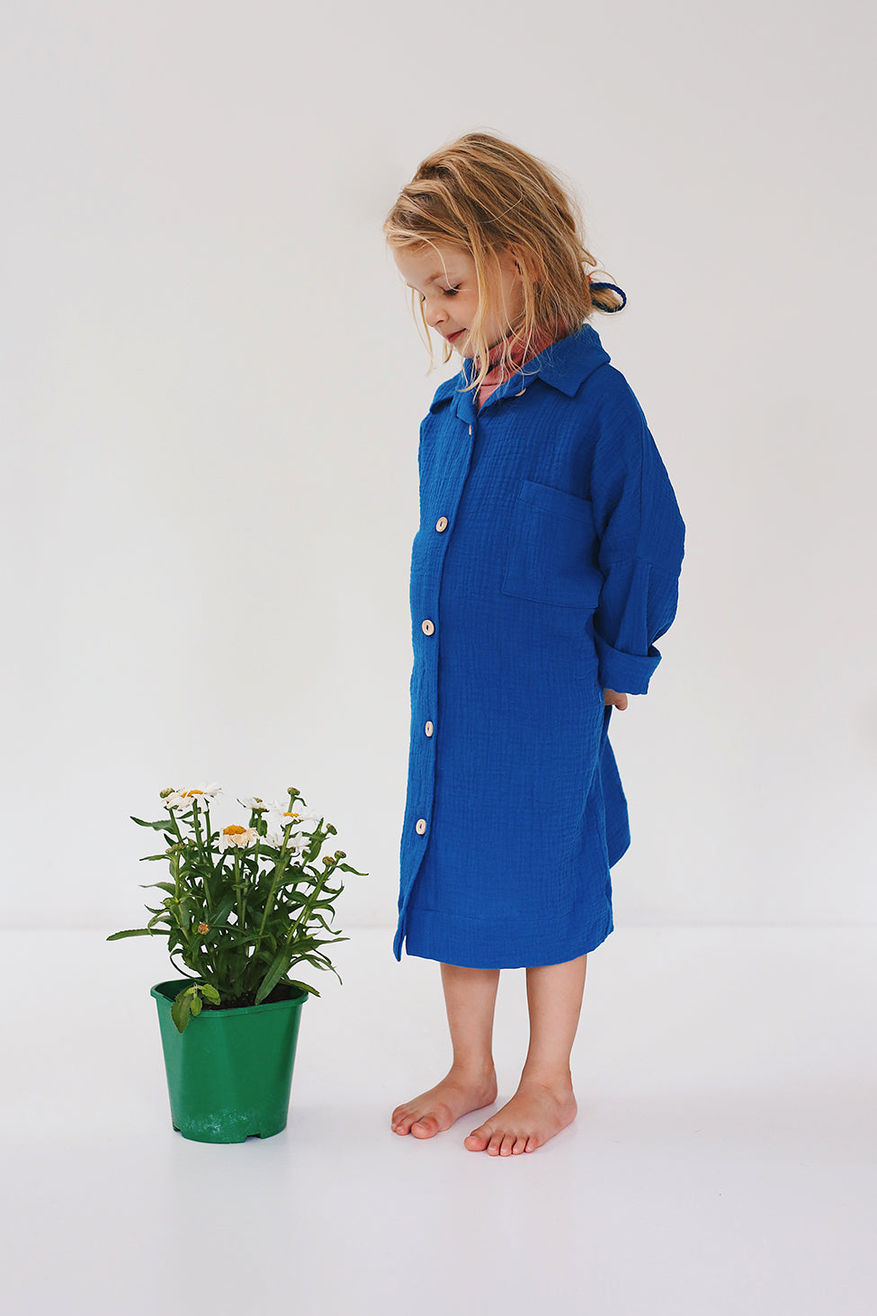 kobaltowa sukienka koszulowa- model posesyjny