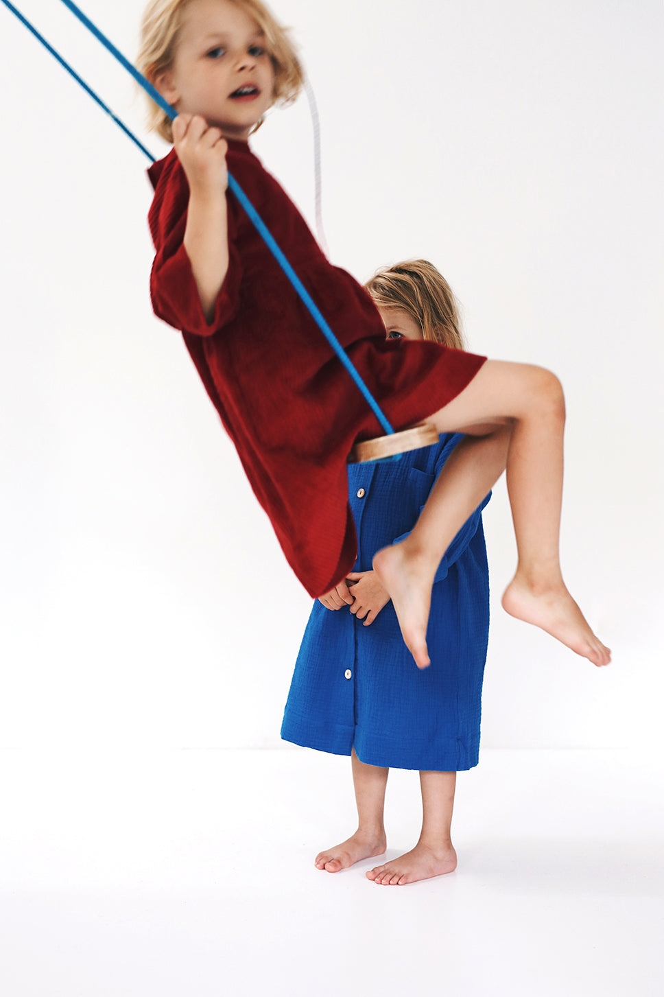 ciemnoczerwona sztruksowa sukienka z guziczkami na plecach- model posesyjny