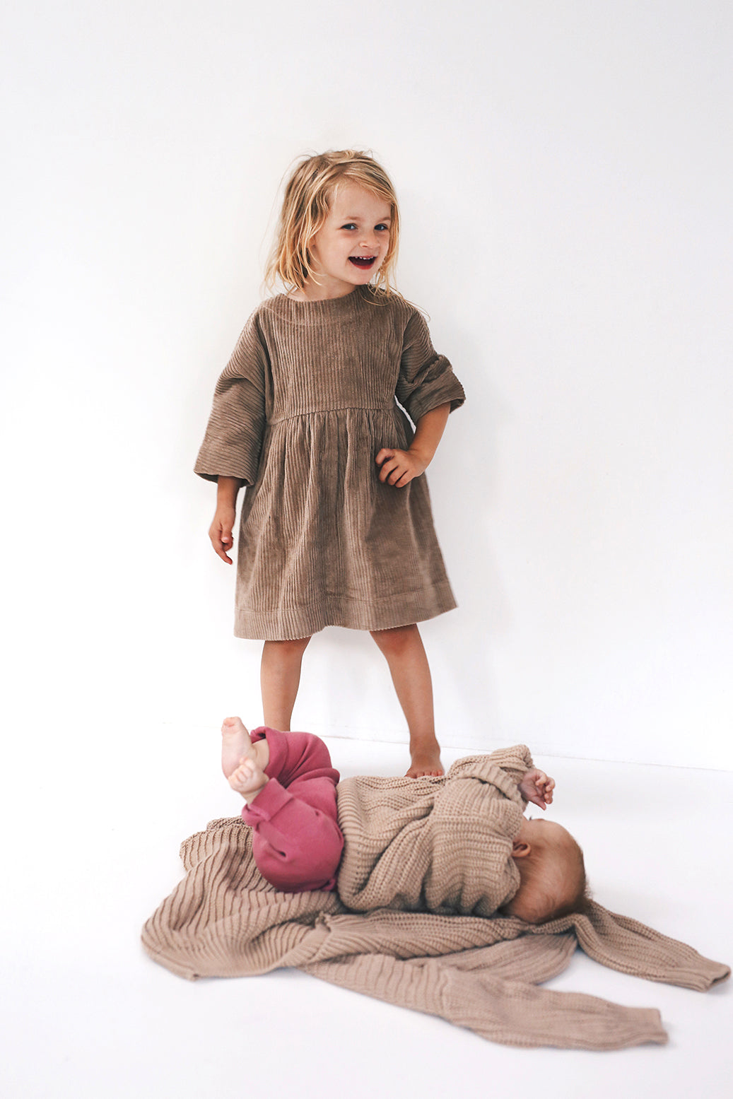 Beżowa sztruksowa sukienka z guziczkami na plecach