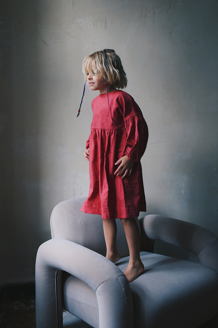 koralowa sukienka z bufiastymi rękawami