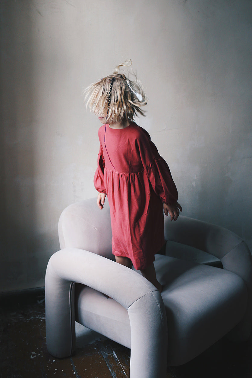 koralowa sukienka z bufiastymi rękawami