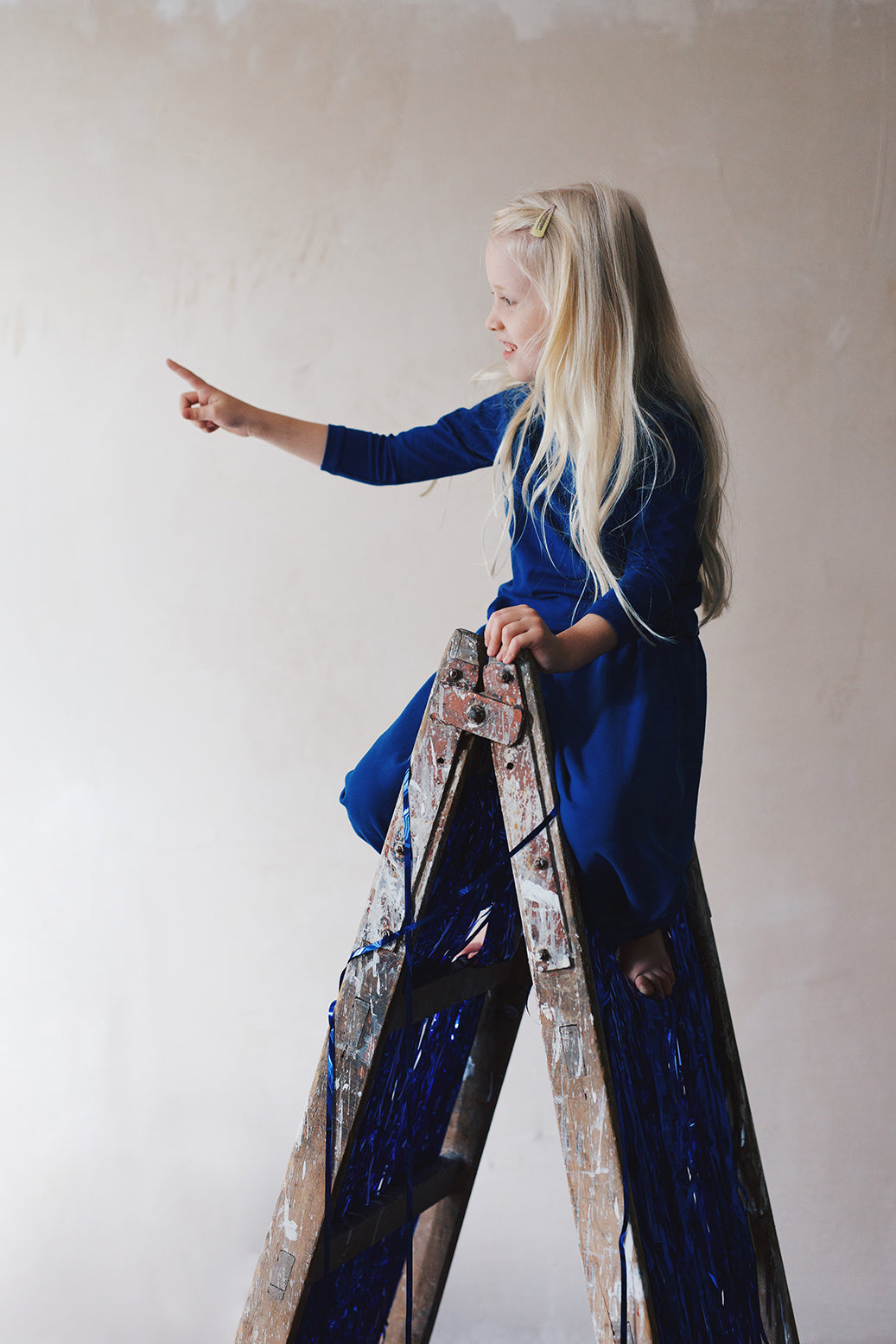 kobaltowa bluzka z długim rękawem