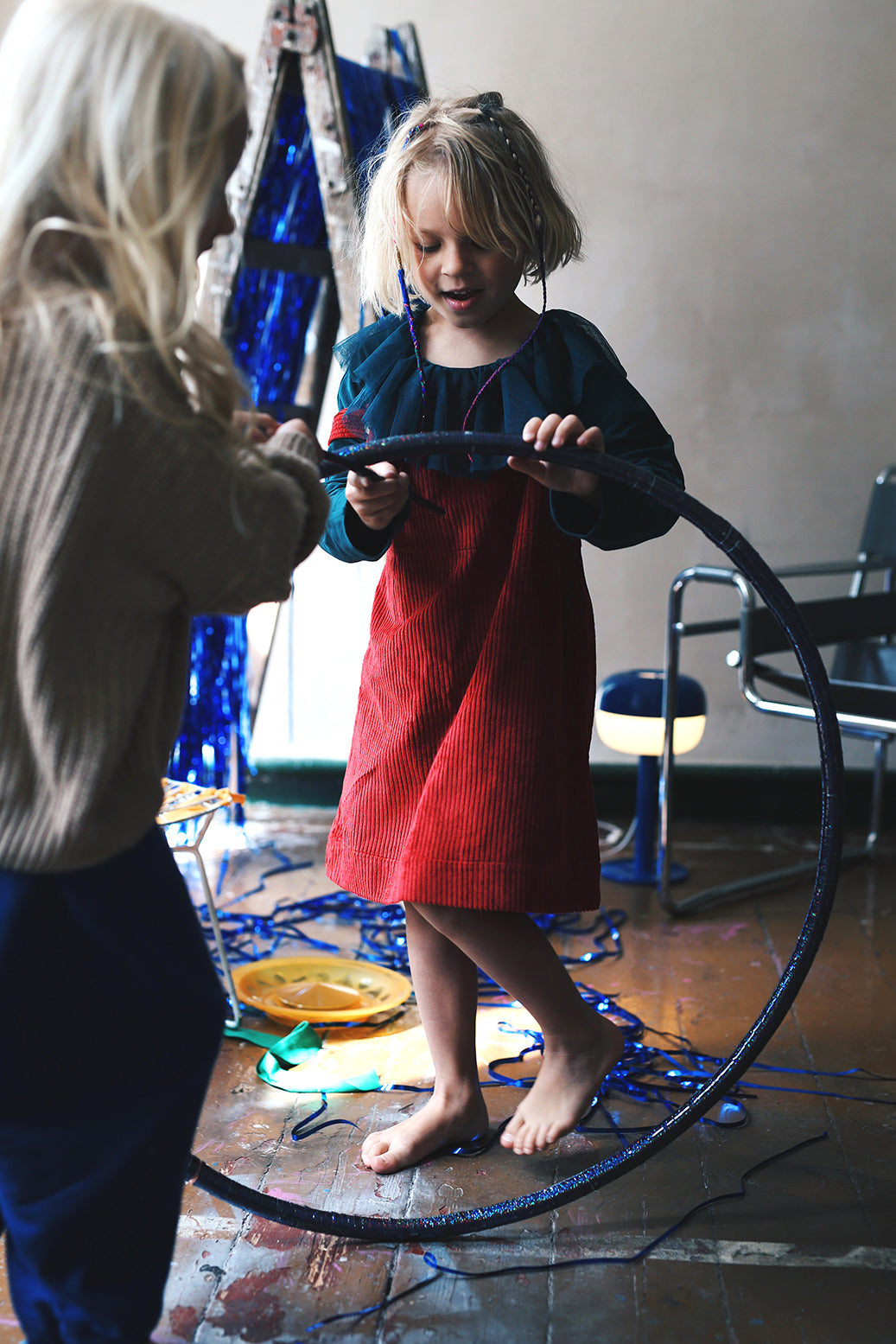 ciemnoczerwona spódniczka ogrodniczka- model posesyjny