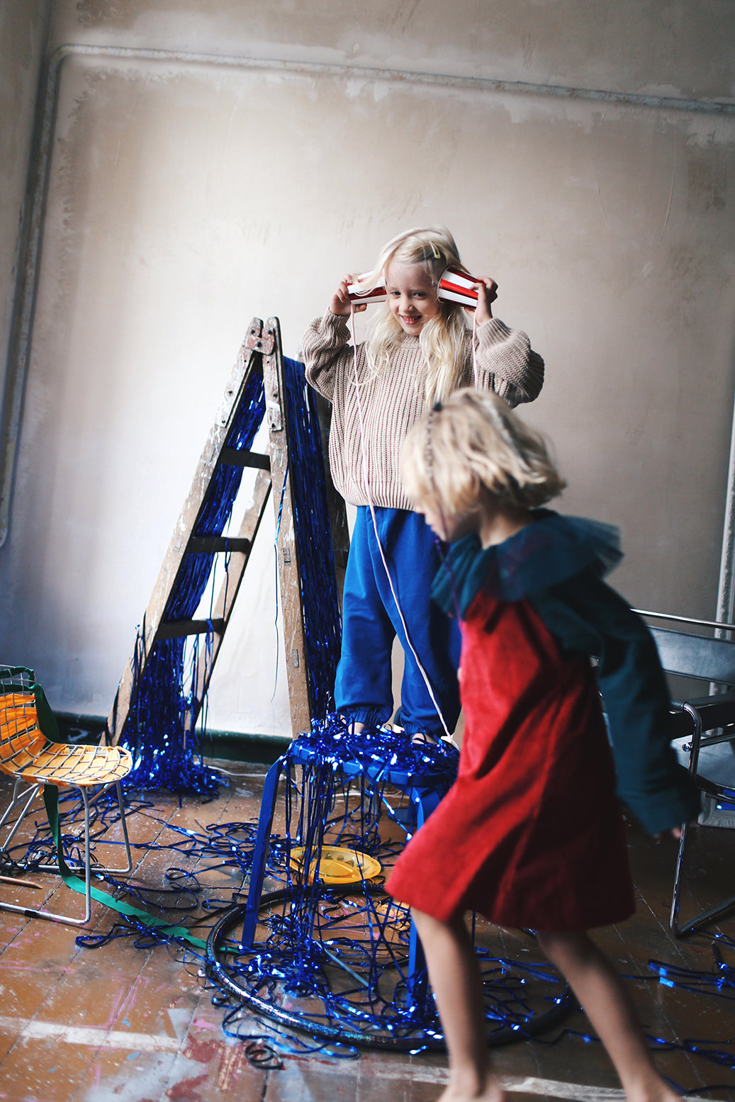 ciemnoczerwona spódniczka ogrodniczka- model posesyjny