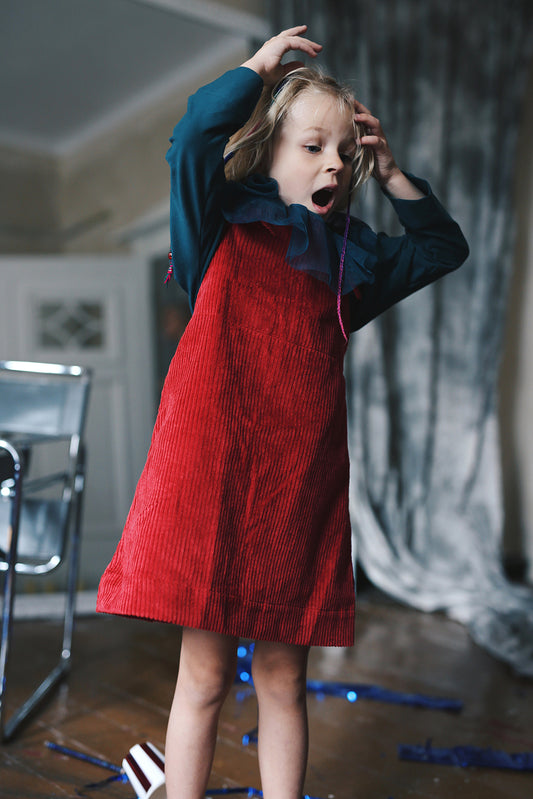 ciemnozielona bluzka z dużym, okrągłym kołnierzem z tiulu z długim rękawem- model posesyjny