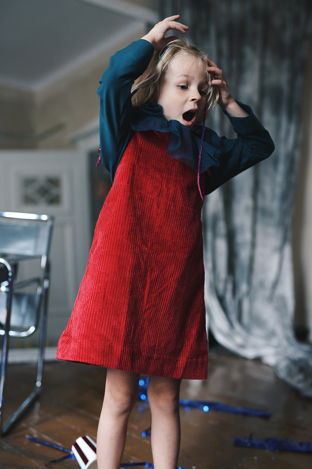 ciemnoczerwona spódniczka ogrodniczka- model posesyjny