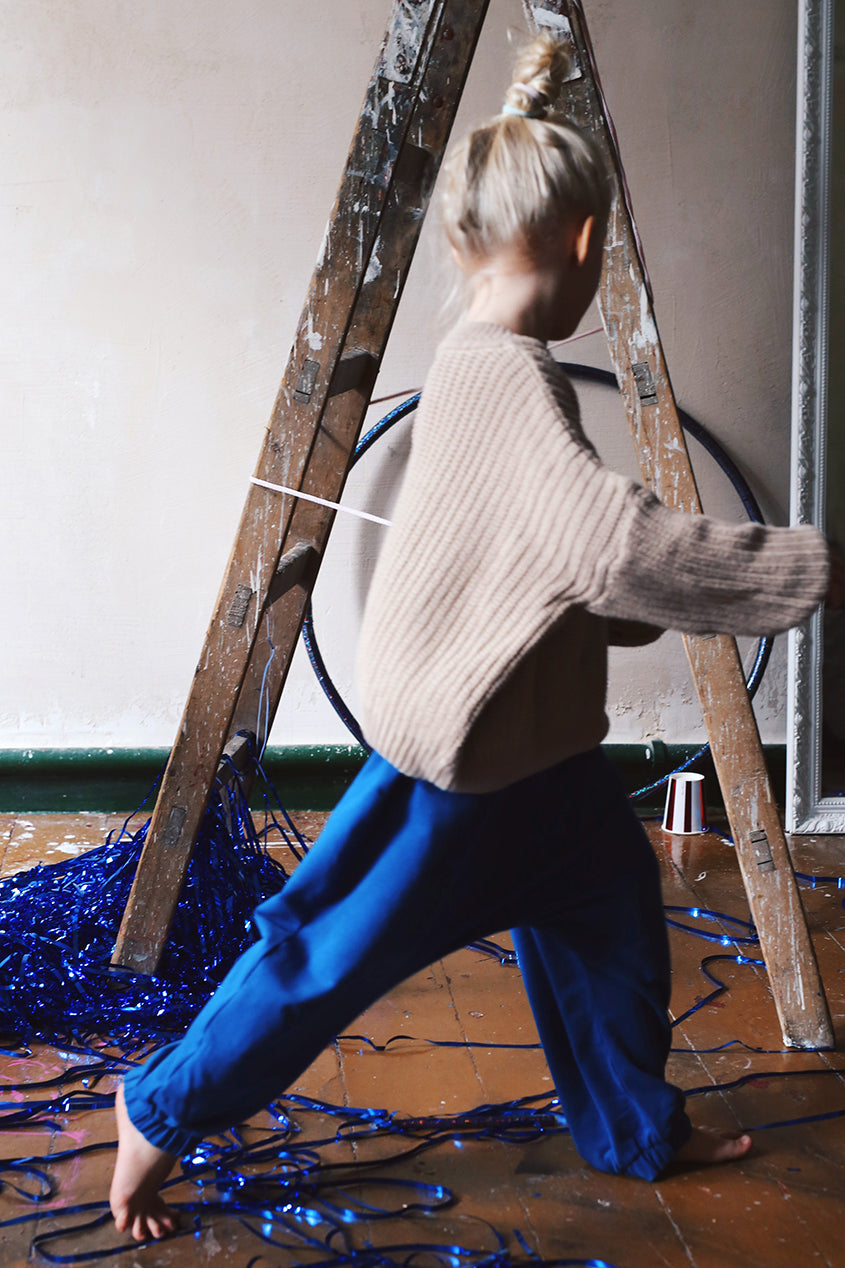 kobaltowe spodnie dresowe