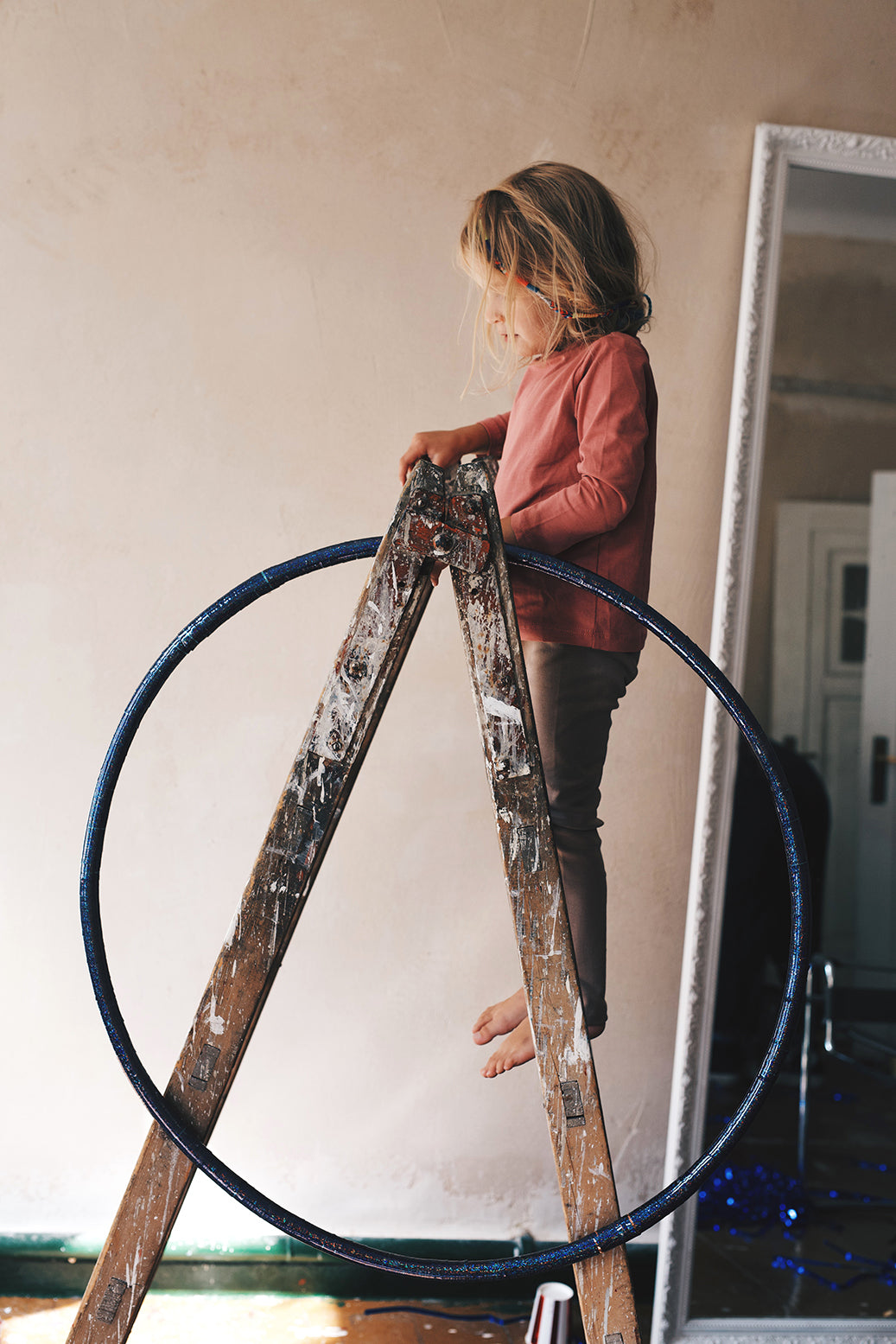 kobaltowa bluzka z długim rękawem