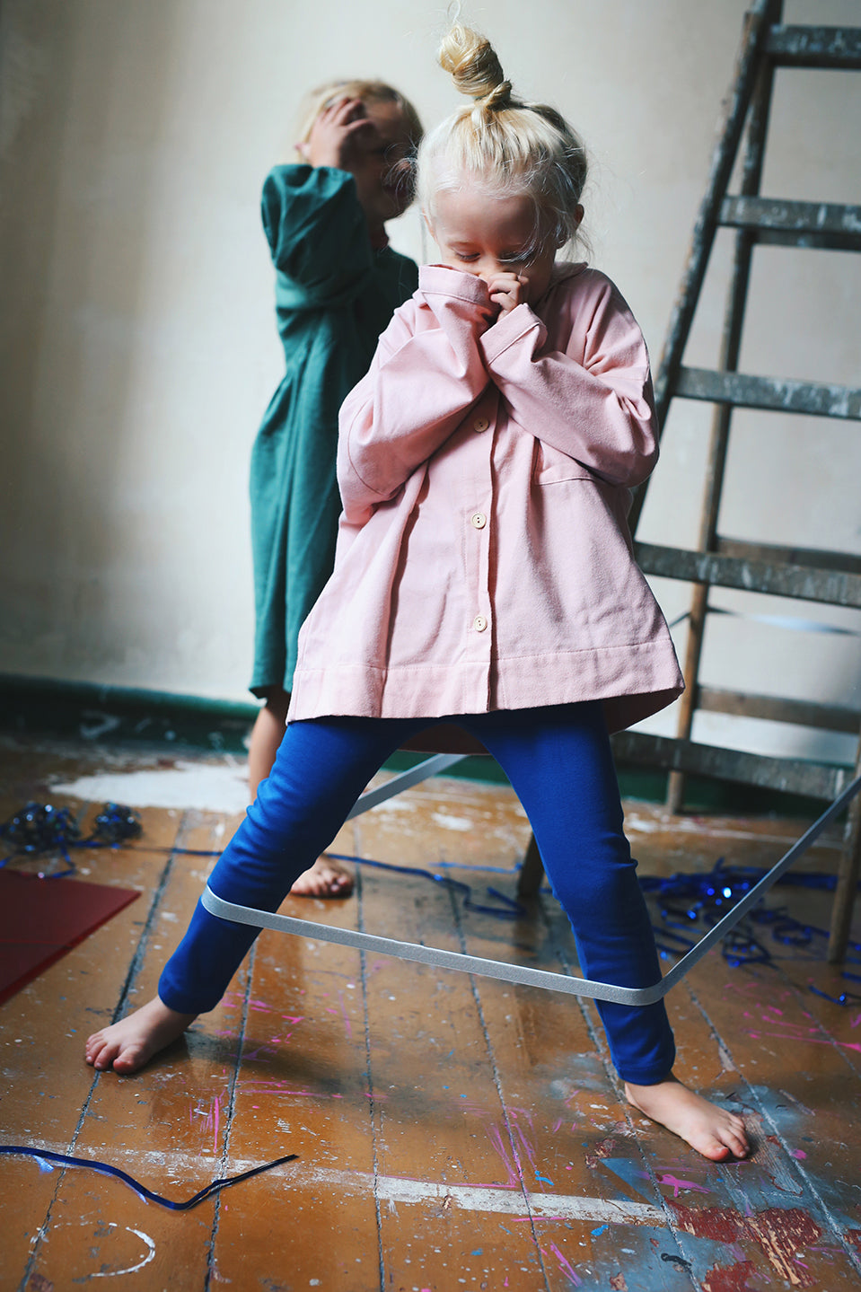 różowa koszula flanelowa- model posesyjny