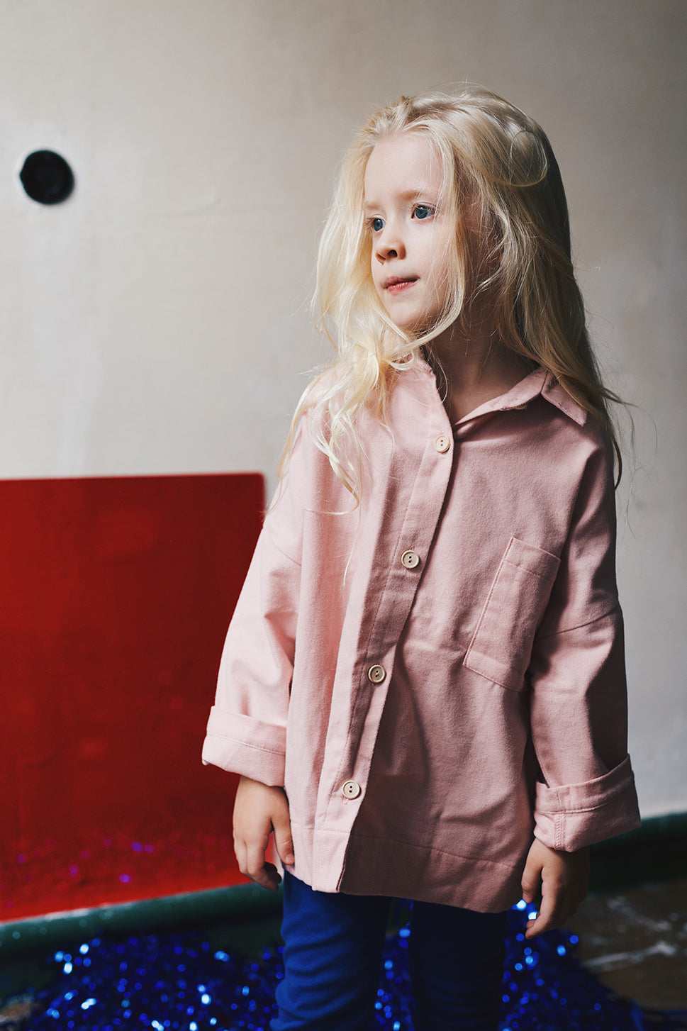 różowa koszula flanelowa- model posesyjny