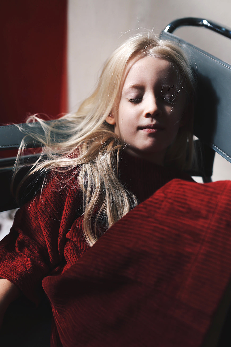 Beżowa sztruksowa sukienka z guziczkami na plecach- model posesyjny