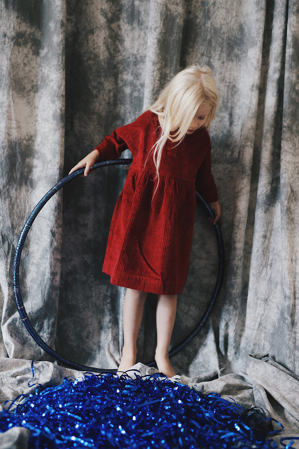 Beżowa sztruksowa sukienka z guziczkami na plecach- model posesyjny