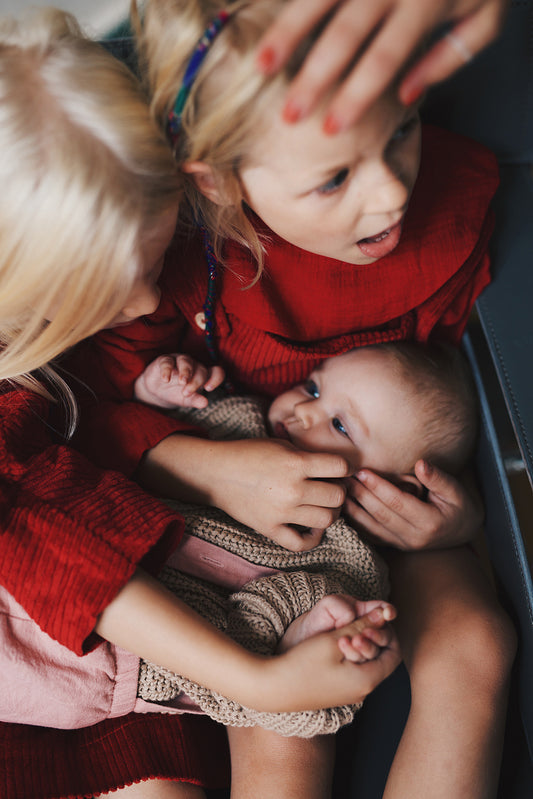 bluzka ciemnoczerwona z dużym, okrągłym kołnierzem- model posesyjny