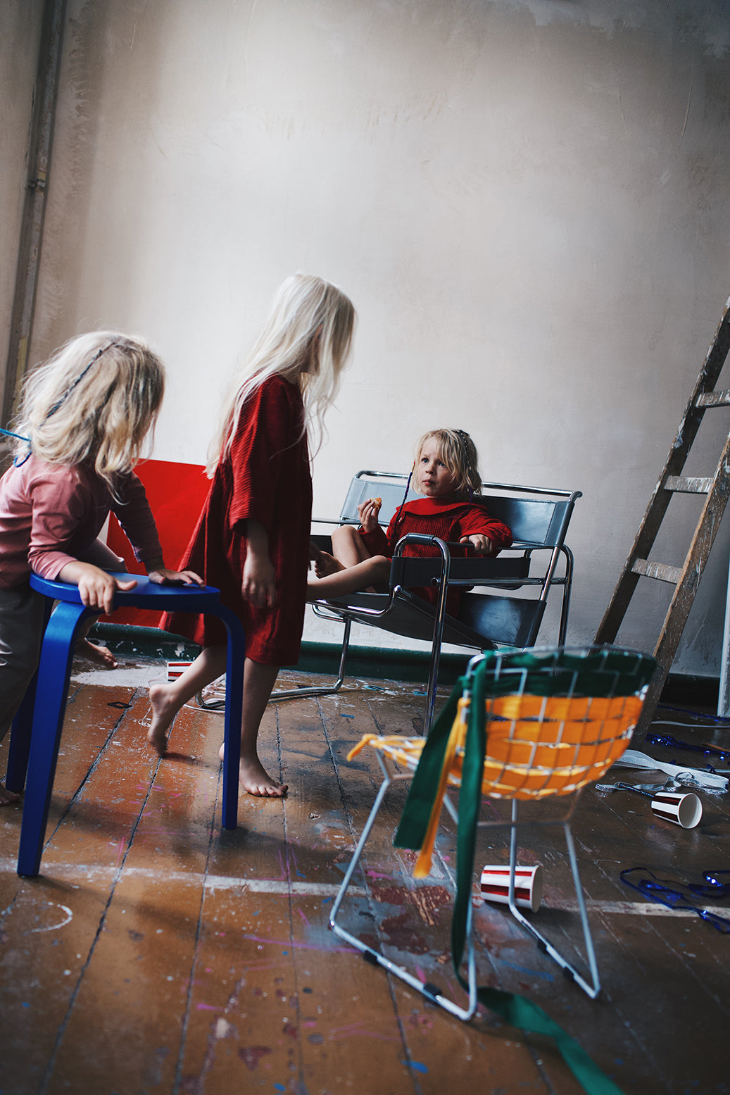 Beżowa sztruksowa sukienka z guziczkami na plecach