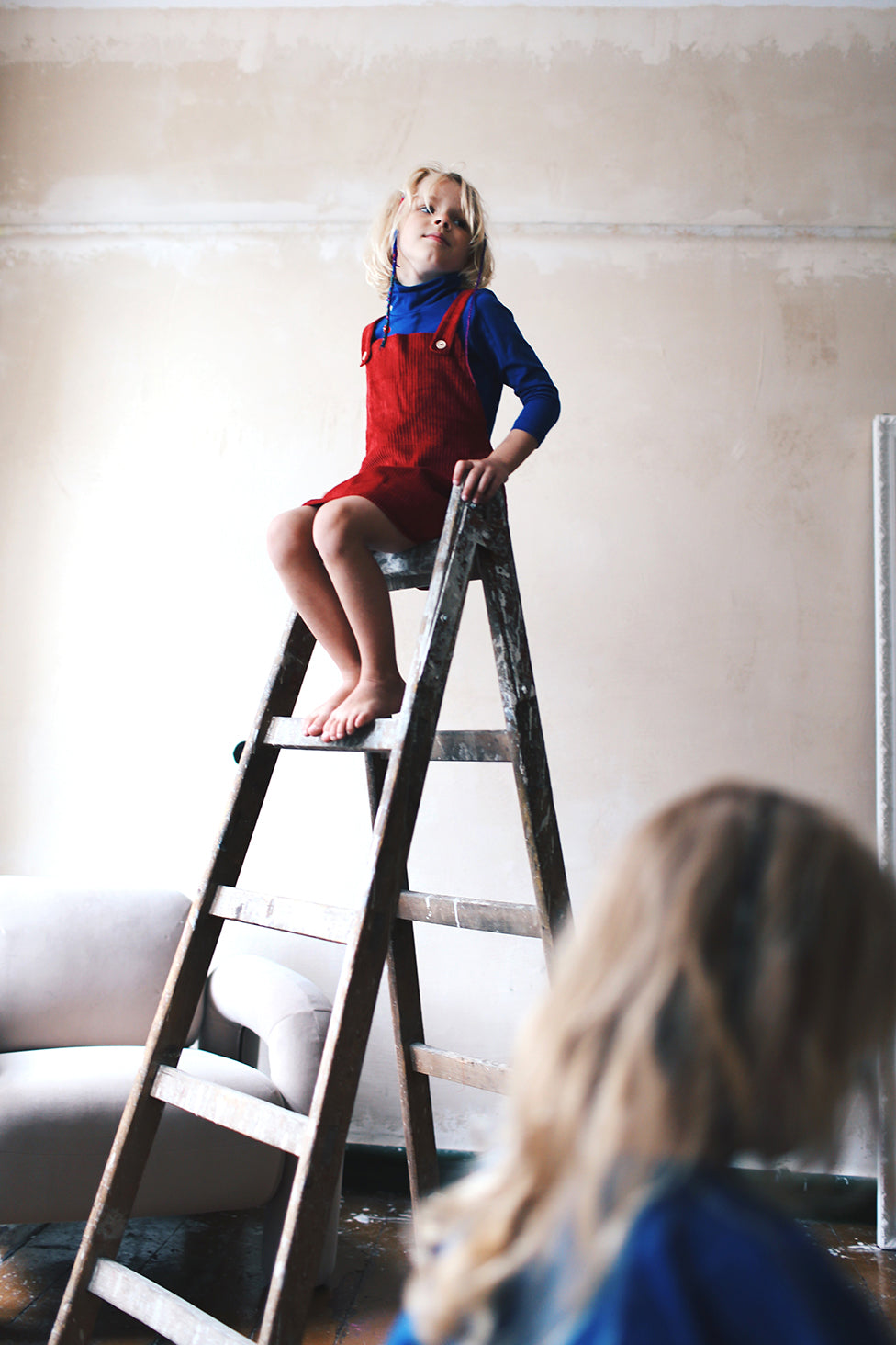 ciemnoczerwona spódniczka ogrodniczka- model posesyjny