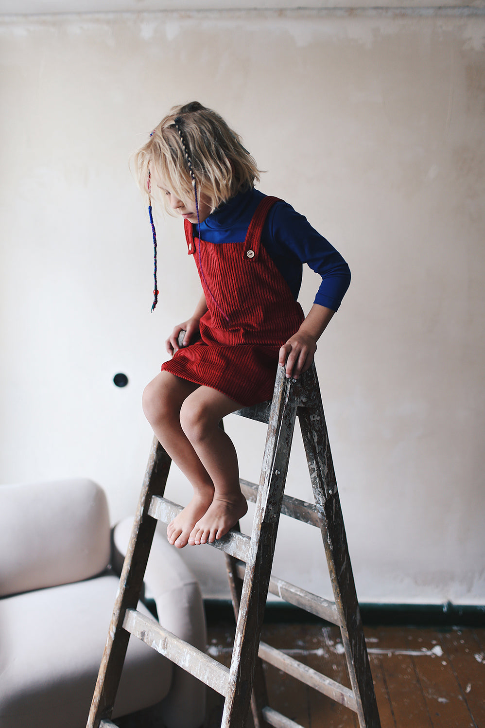 ciemnoczerwona spódniczka ogrodniczka- model posesyjny