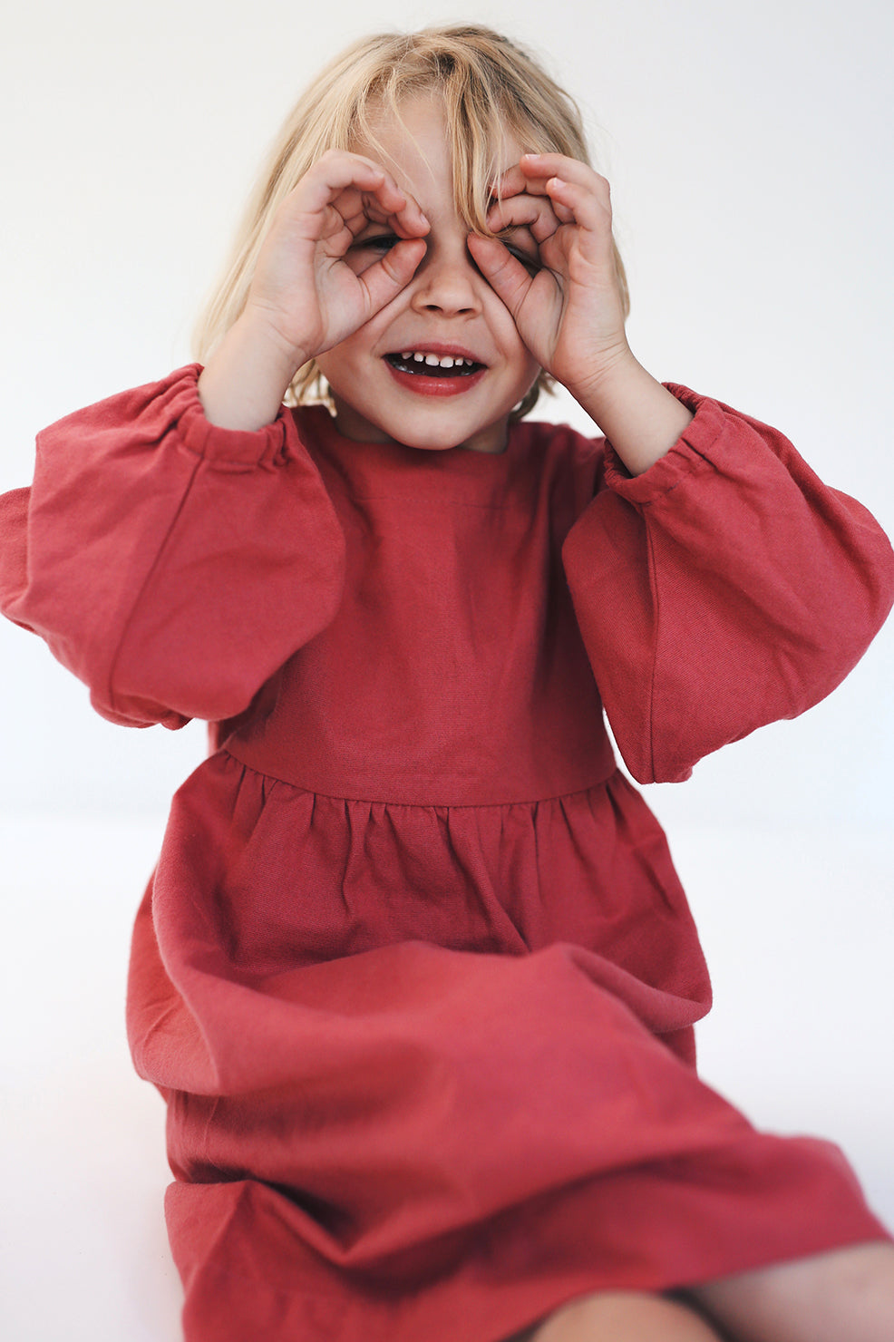 koralowa sukienka z bufiastymi rękawami