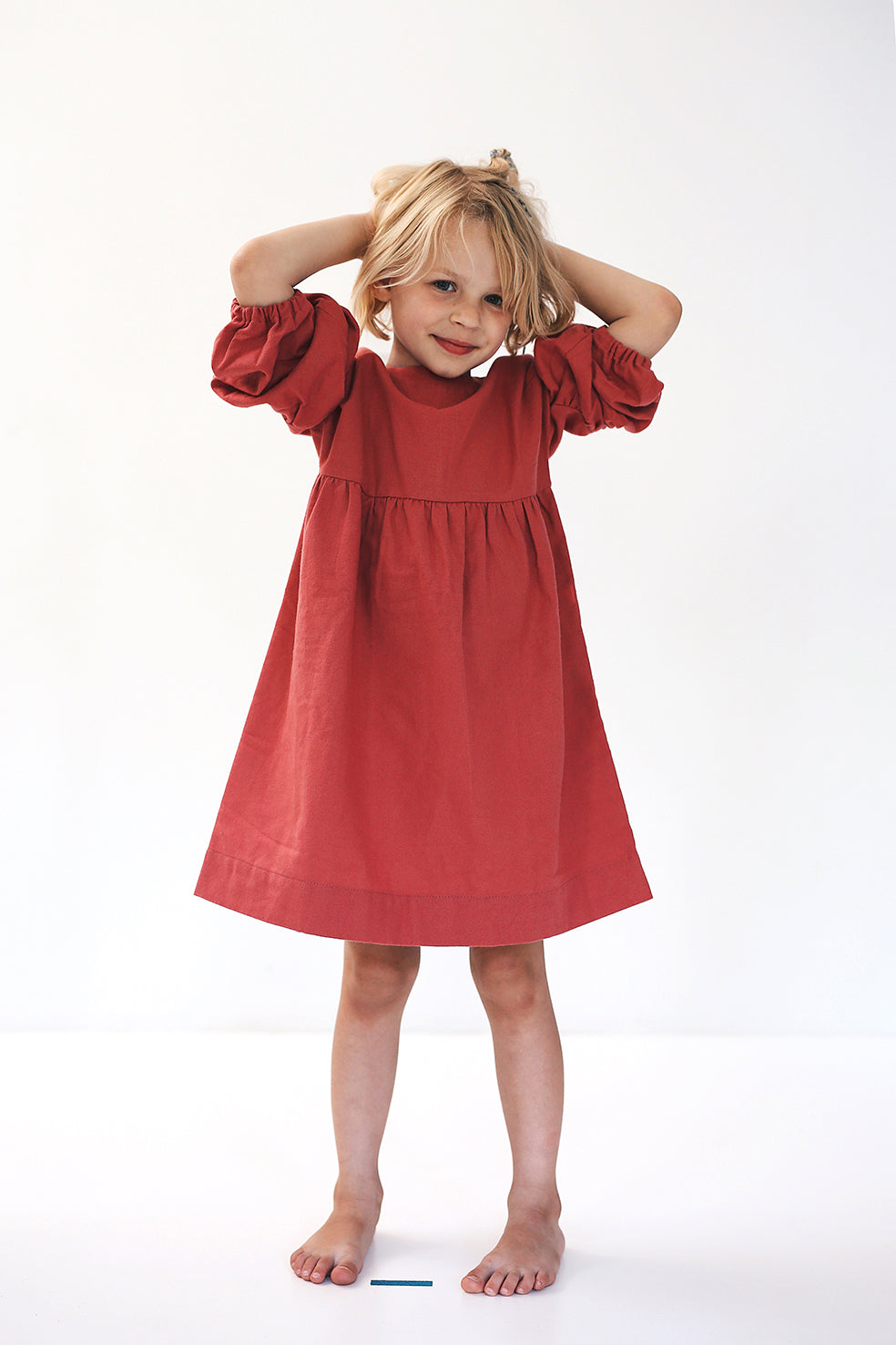 koralowa sukienka z bufiastymi rękawami