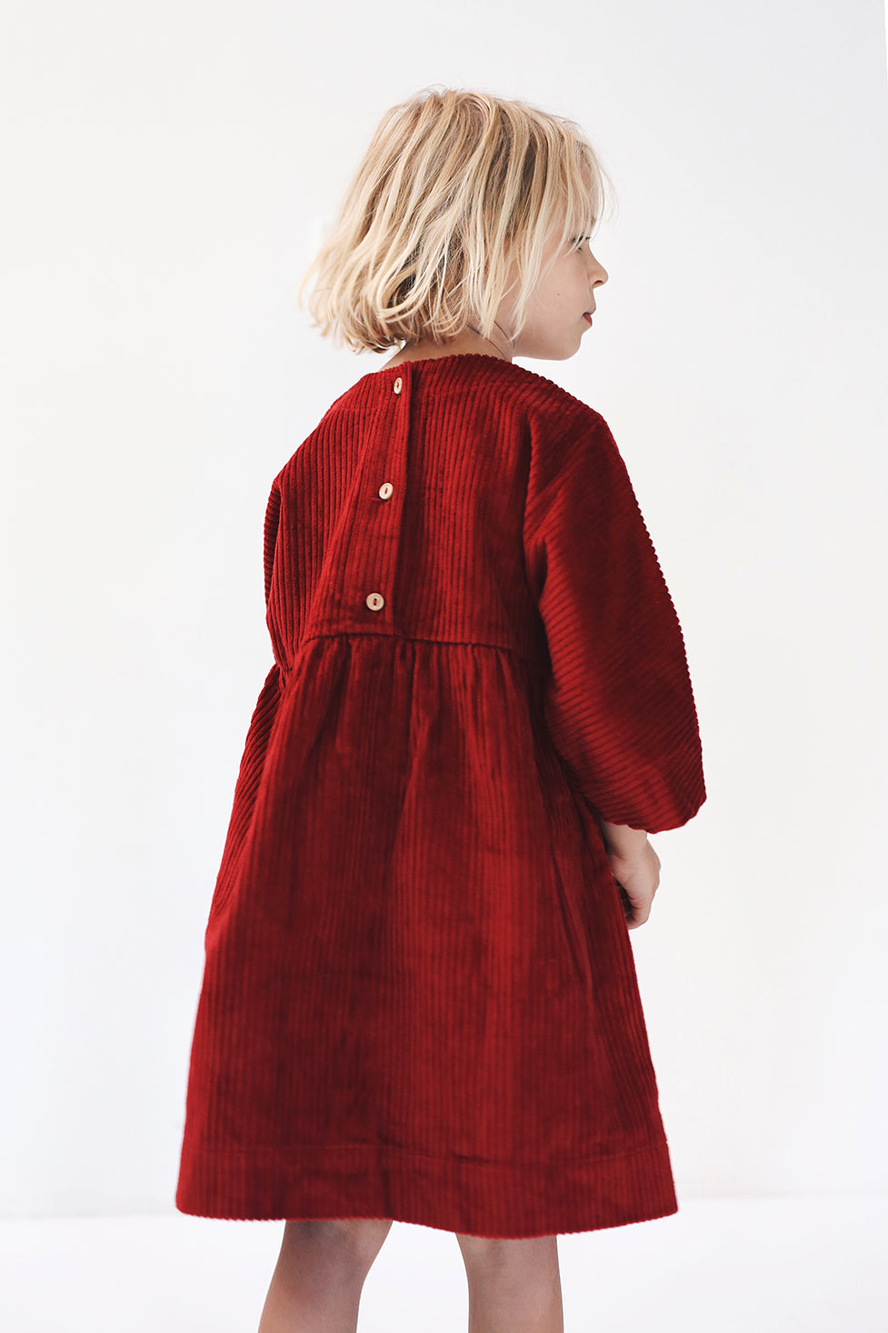 ciemnoczerwona sztruksowa sukienka z guziczkami na plecach- model posesyjny